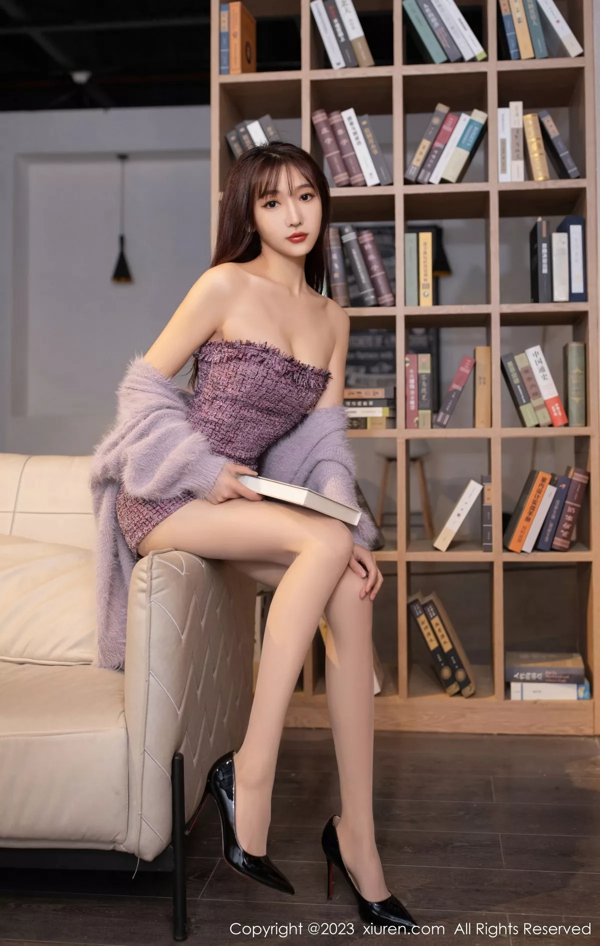秀人集.com_[XiuRen秀人网]No.6209_模特陆萱萱图书馆场景紫色露肩连衣短裙配超薄肉丝完美诱惑写真81P