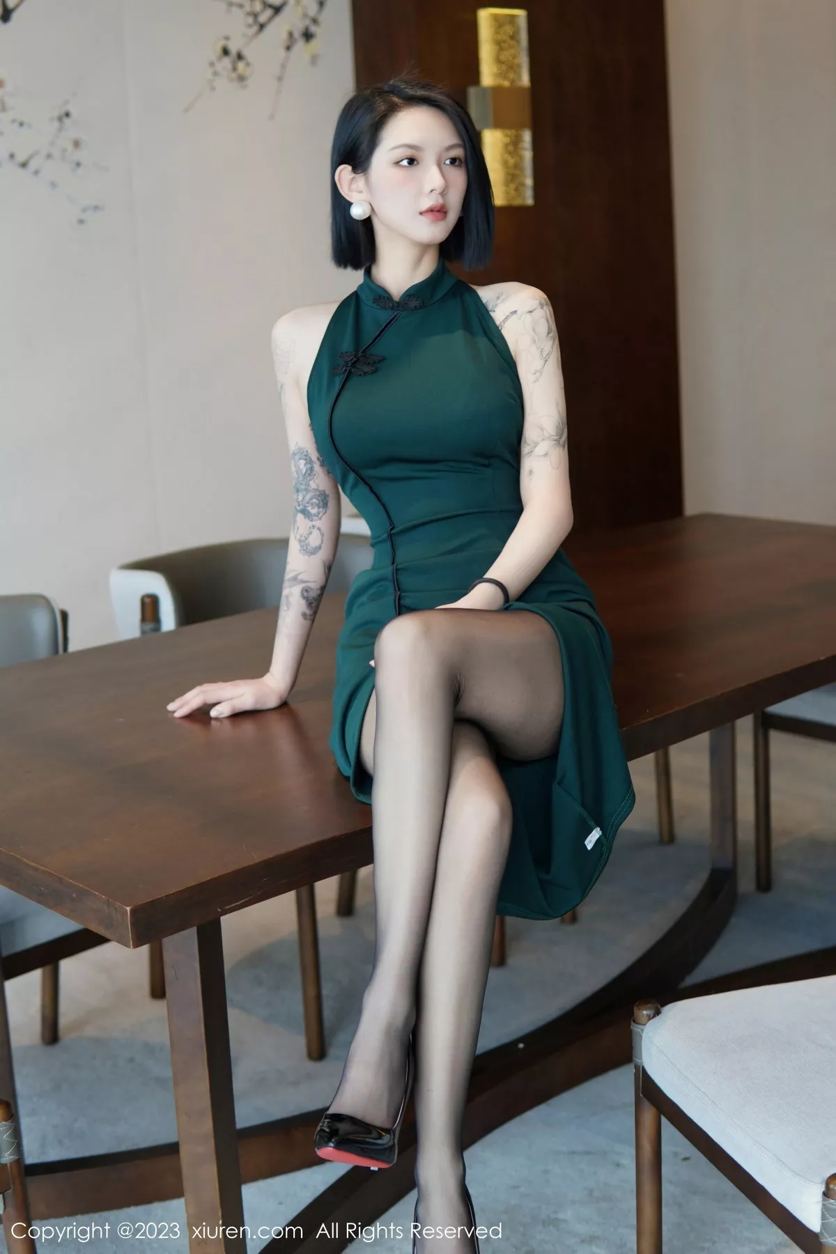 秀人集.com_[XiuRen秀人网]No.6205_模特乔一一脱深绿色旗袍服露性感黑色内衣配开档黑丝诱惑写真84P