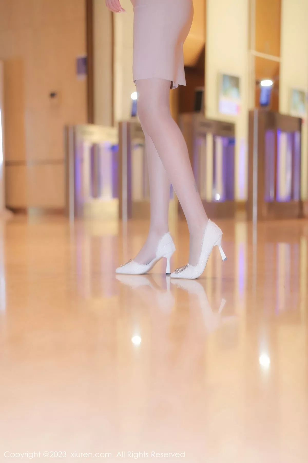 秀人集.com_[XiuRen秀人网]No.6207_模特江真真白色Ol职业装露淡蓝色蕾丝内衣秀丰腴身姿迷人写真110P