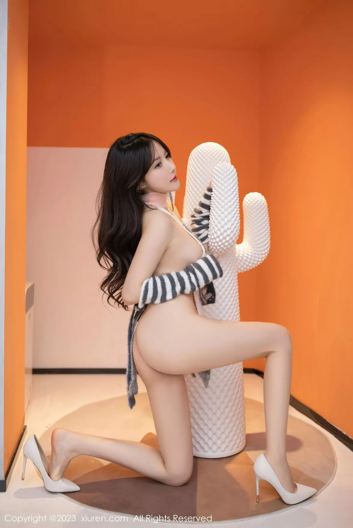 秀人集.com_[XiuRen秀人网]No.6216_模特鱼子酱Fish白上衣配性感牛仔短裤半脱秀完美身材诱惑写真78P