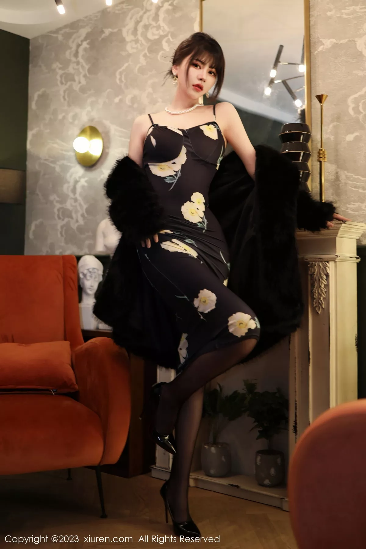 秀人集.com_[XiuRen秀人网]No.6220_模特桃桃子性感黑色吊带裙配超薄无内黑丝秀完美身材美艳写真85P