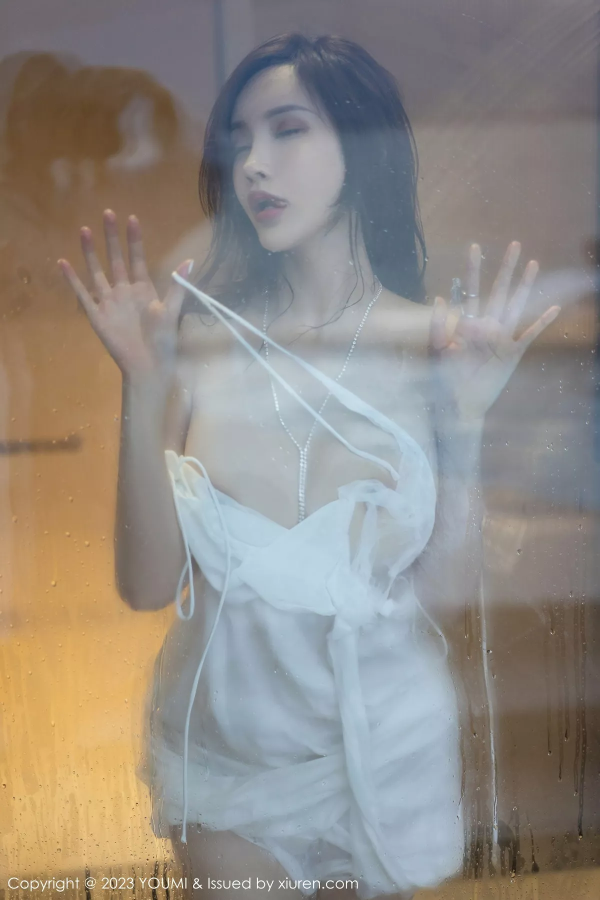 秀人集.com_[YouMi尤蜜荟]Vol.897_女神Carol周妍希泳池性感白色吊带长裙湿身秀完美身材诱惑写真74P