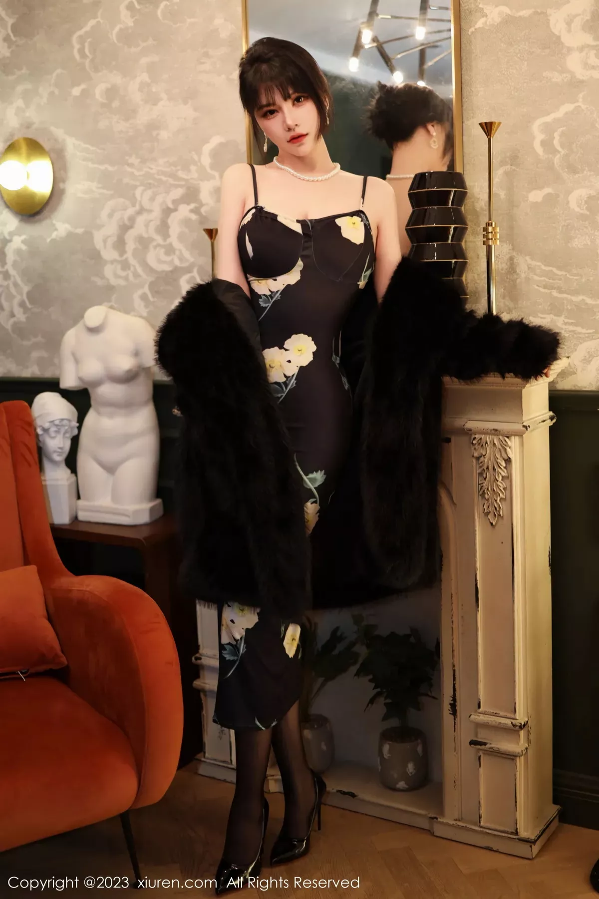 秀人集.com_[XiuRen秀人网]No.6220_模特桃桃子性感黑色吊带裙配超薄无内黑丝秀完美身材美艳写真85P