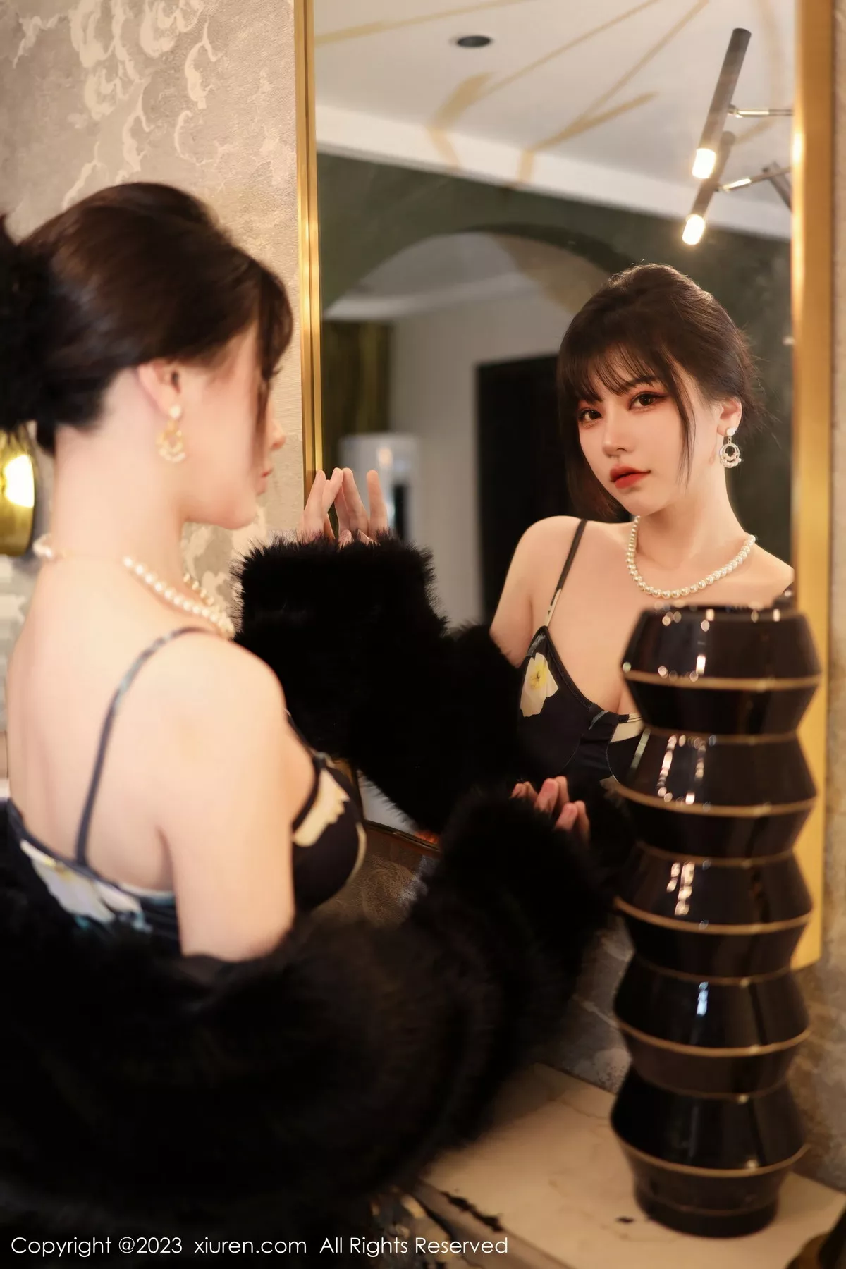 秀人集.com_[XiuRen秀人网]No.6220_模特桃桃子性感黑色吊带裙配超薄无内黑丝秀完美身材美艳写真85P