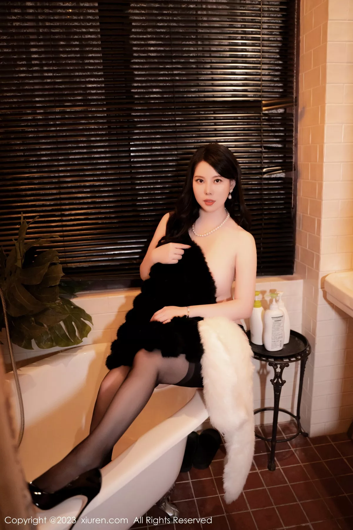 秀人集.com_[XiuRen秀人网]No.6225_模特白茹雪私房性感黑色毛衣配黑丝吊袜秀丰腴身材诱惑写真60P