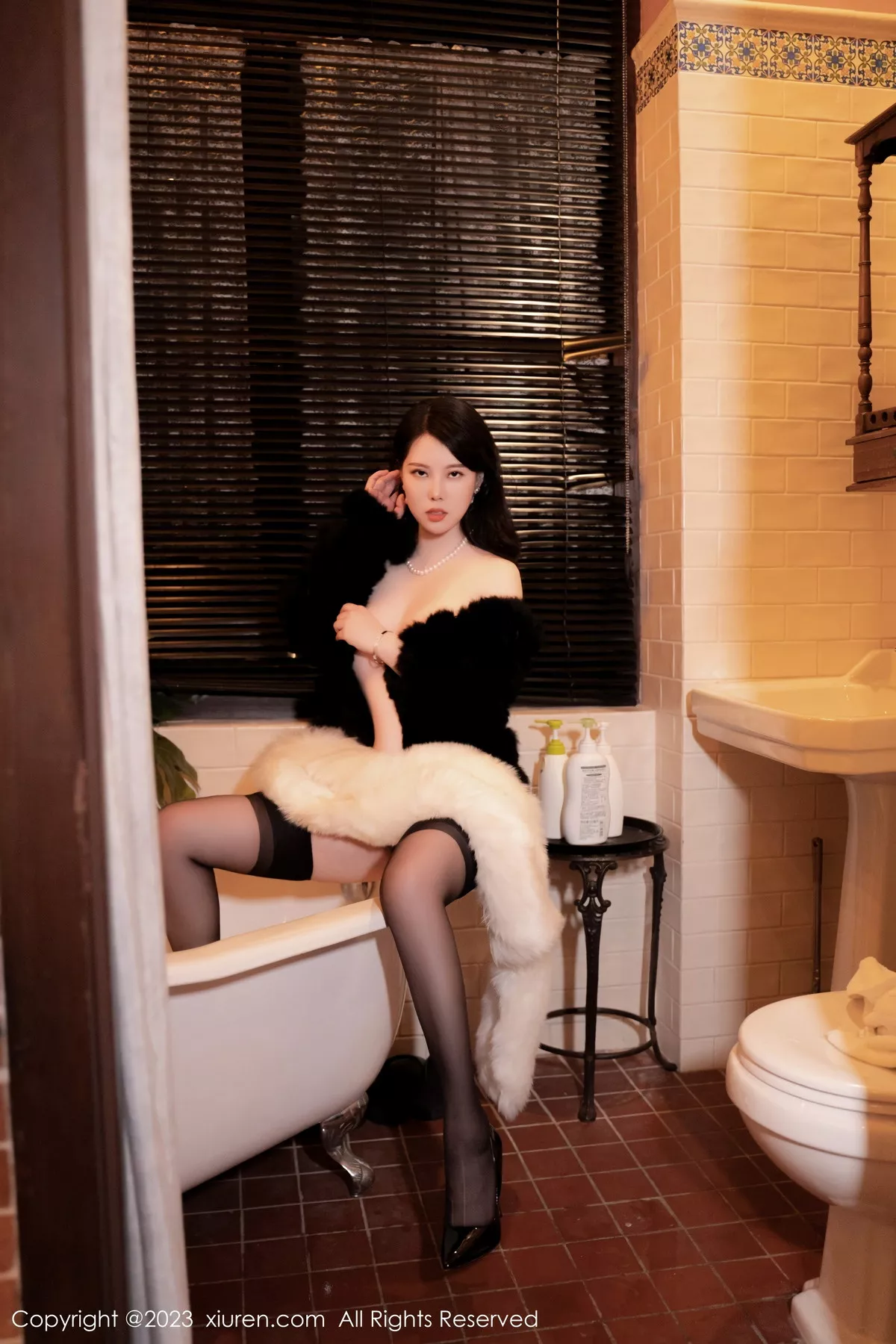秀人集.com_[XiuRen秀人网]No.6225_模特白茹雪私房性感黑色毛衣配黑丝吊袜秀丰腴身材诱惑写真60P