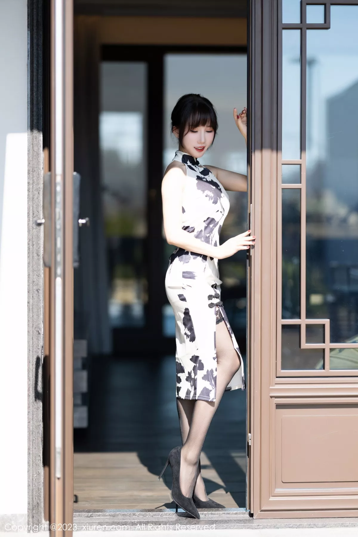 秀人集.com_[XiuRen秀人网]No.6241_模特波巧酱脱白色带图案旗袍露性感黑色蕾丝内衣迷人诱惑写真88P