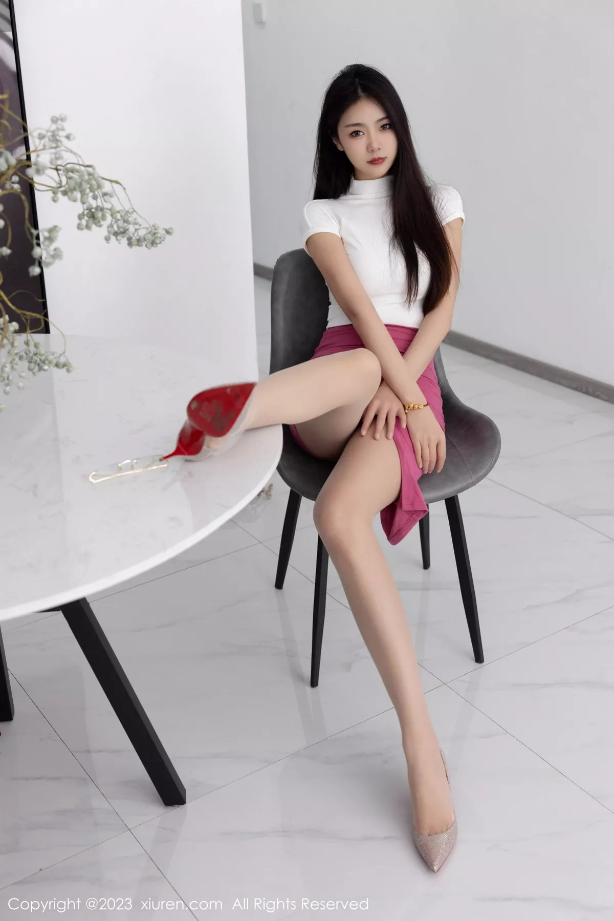 秀人集.com_[XiuRen秀人网]No.6239_模特可乐Vicky性感白色收身衣配红短裙超薄肉丝秀美腿诱惑写真77P