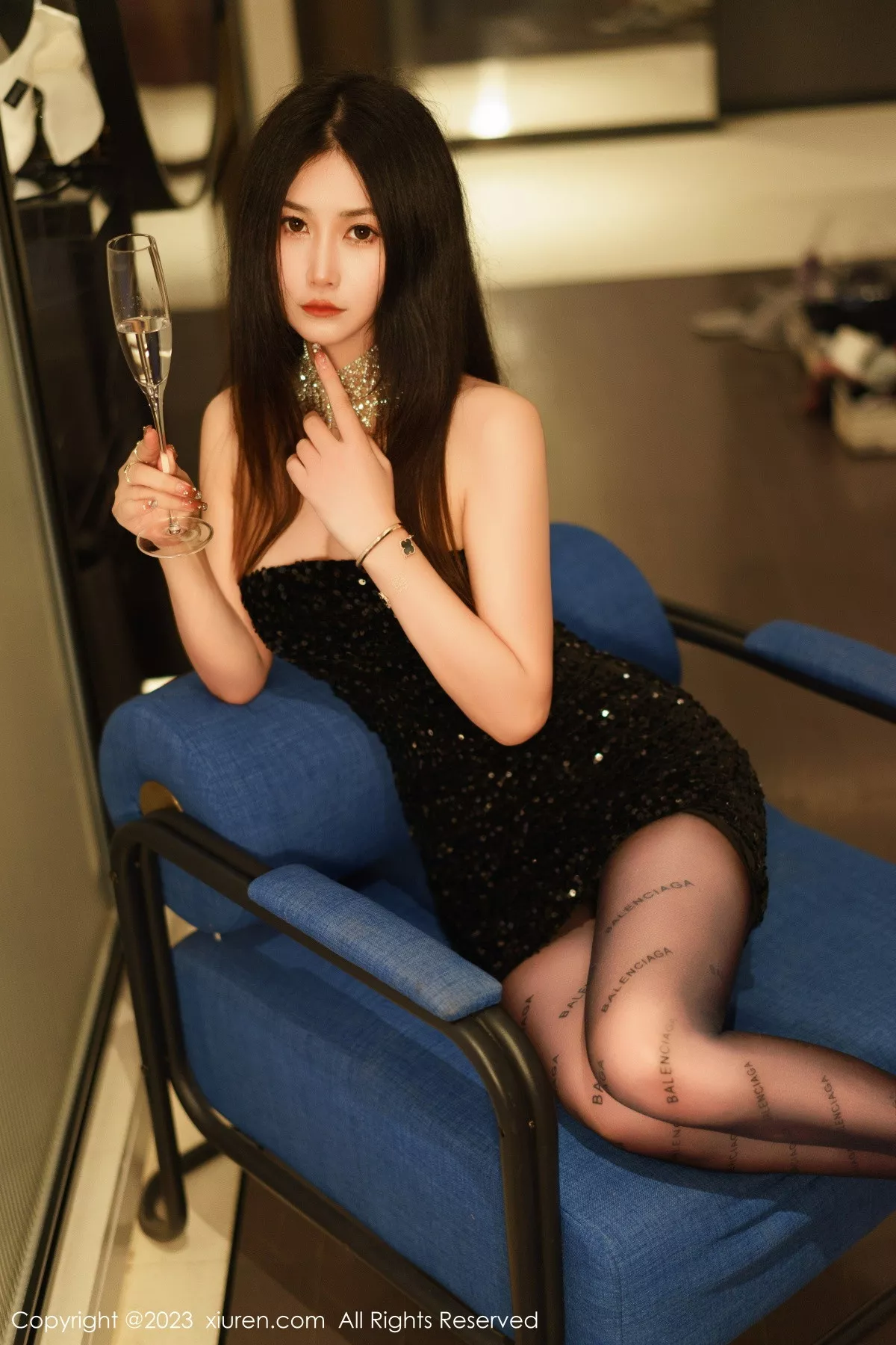 秀人集.com_[XiuRen秀人网]No.6244_模特laura阿姣黑色露肩连衣短裙配超薄黑丝秀翘臀美腿诱惑写真90P