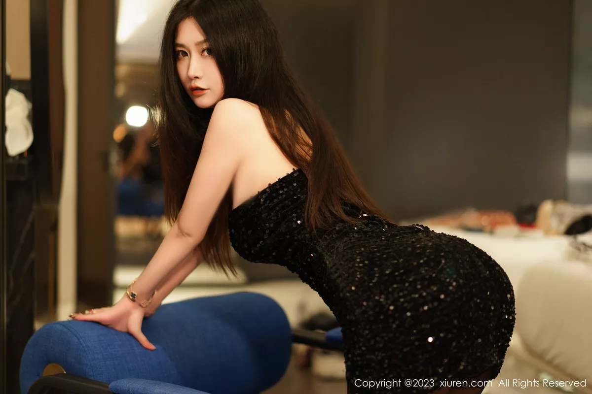 秀人集.com_[XiuRen秀人网]No.6244_模特laura阿姣黑色露肩连衣短裙配超薄黑丝秀翘臀美腿诱惑写真90P