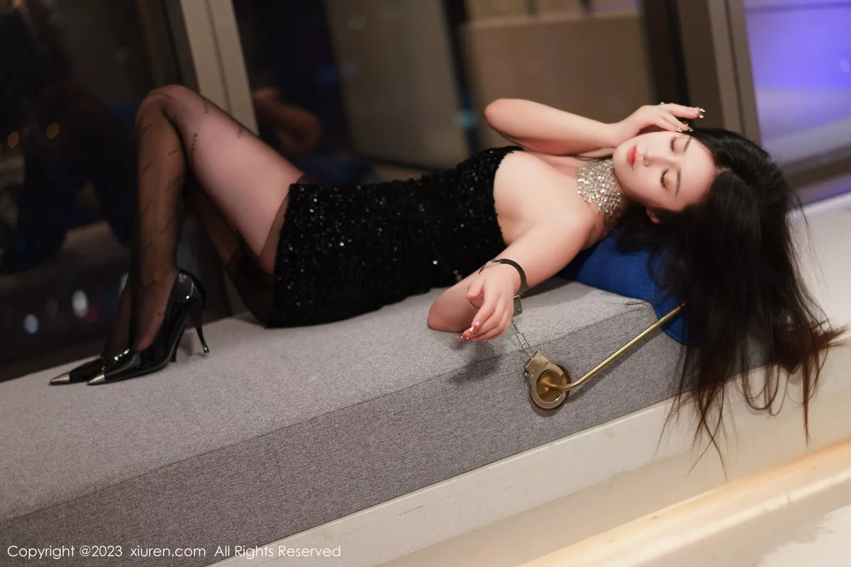 秀人集.com_[XiuRen秀人网]No.6244_模特laura阿姣黑色露肩连衣短裙配超薄黑丝秀翘臀美腿诱惑写真90P