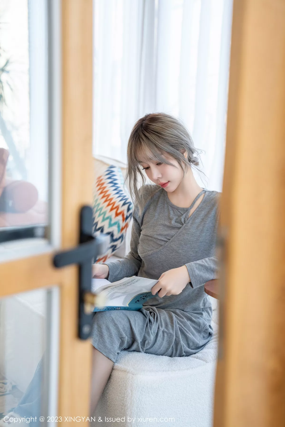 秀人集.com_[XINGYAN星颜社]VOL.171_女神王雨纯脱灰色休闲装露轻透连体衣配开档黑丝惹火诱惑写真78P