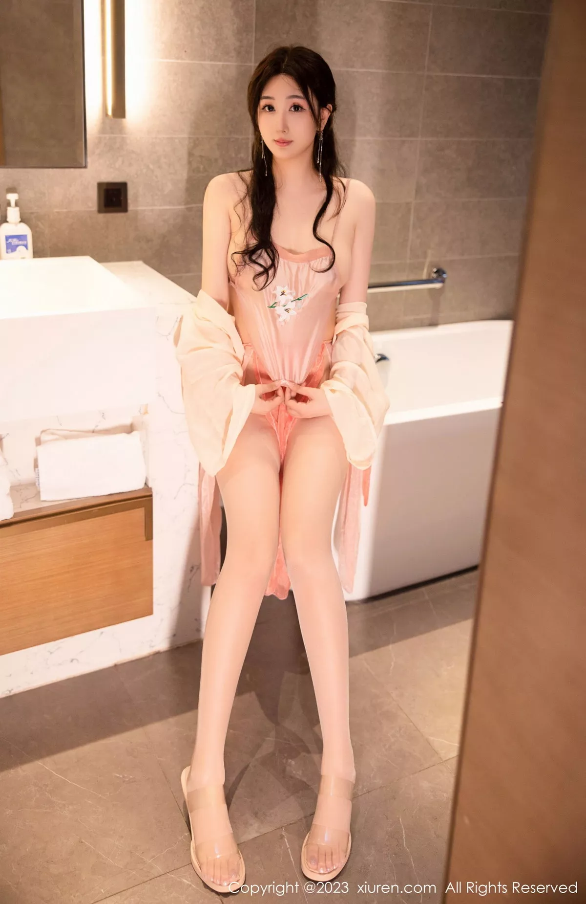 秀人集.com_[XiuRen秀人网]No.6262_模特江真真浴室场景橙色古装服饰秀圆润丰腴身材惹火诱惑写真70P