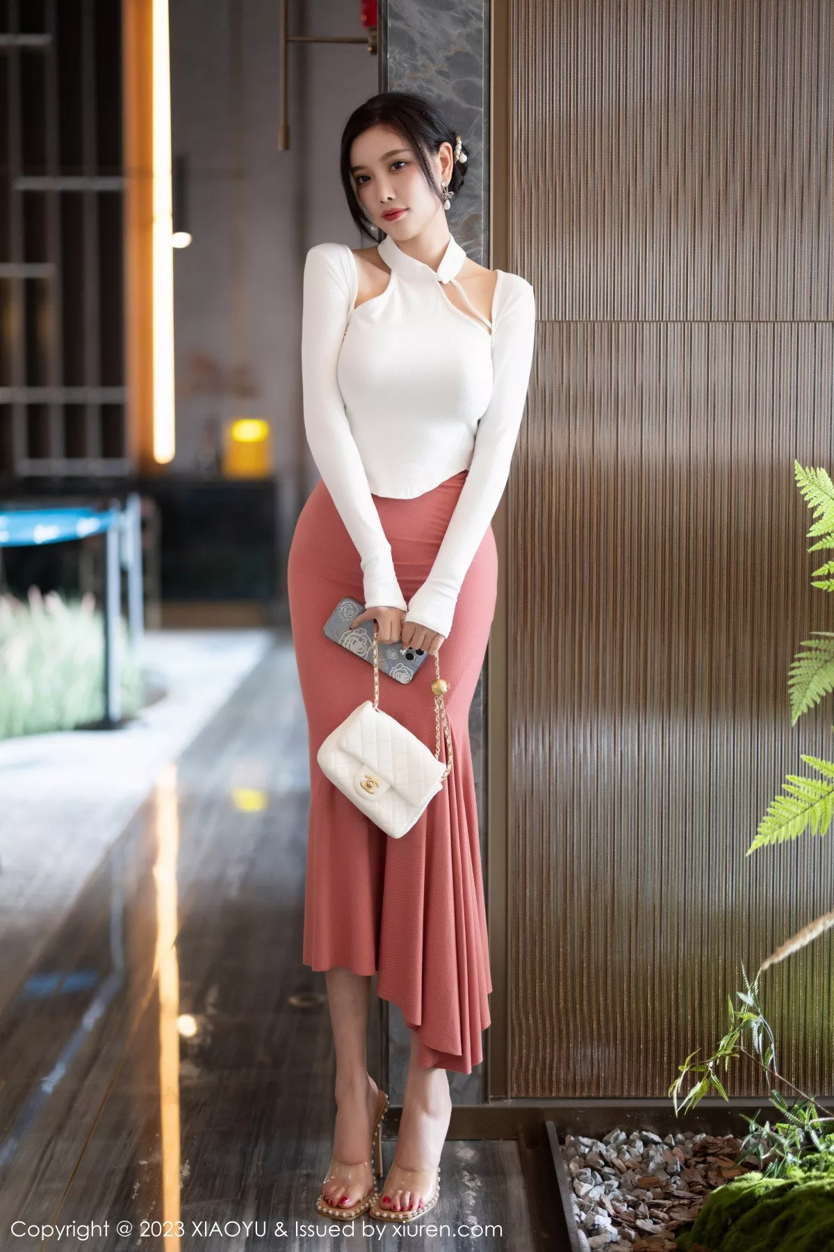 秀人集.com_[XiaoYu画语界]Vol.965_女神杨晨晨Yome白色上衣配淡红长裙露吊坠内衣完美诱惑写真91P