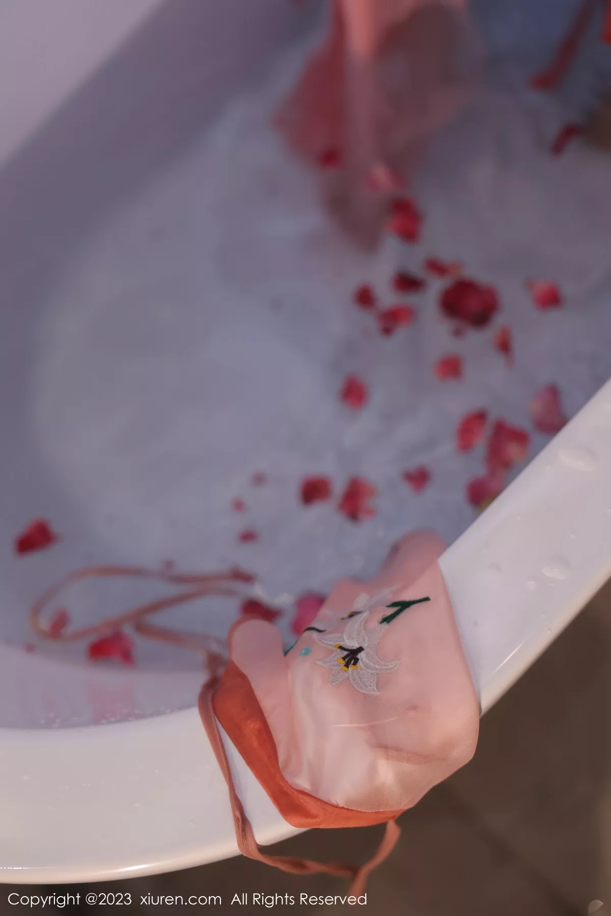 秀人集.com_[XiuRen秀人网]No.6262_模特江真真浴室场景橙色古装服饰秀圆润丰腴身材惹火诱惑写真70P