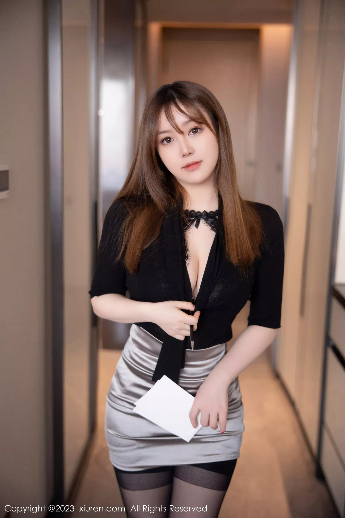 秀人集.com_[XiuRen秀人网]No.6269_模特豆瓣酱黑色上衣配灰短裙露黑色蕾丝内衣秀丰满身材诱惑写真88P