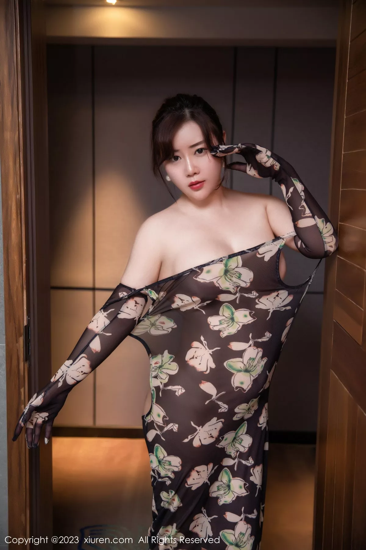 秀人集.com_[XiuRen秀人网]No.6265_模特王婉悠Queen性感深褐色连衣长裙真空秀惹火身材诱惑写真50P