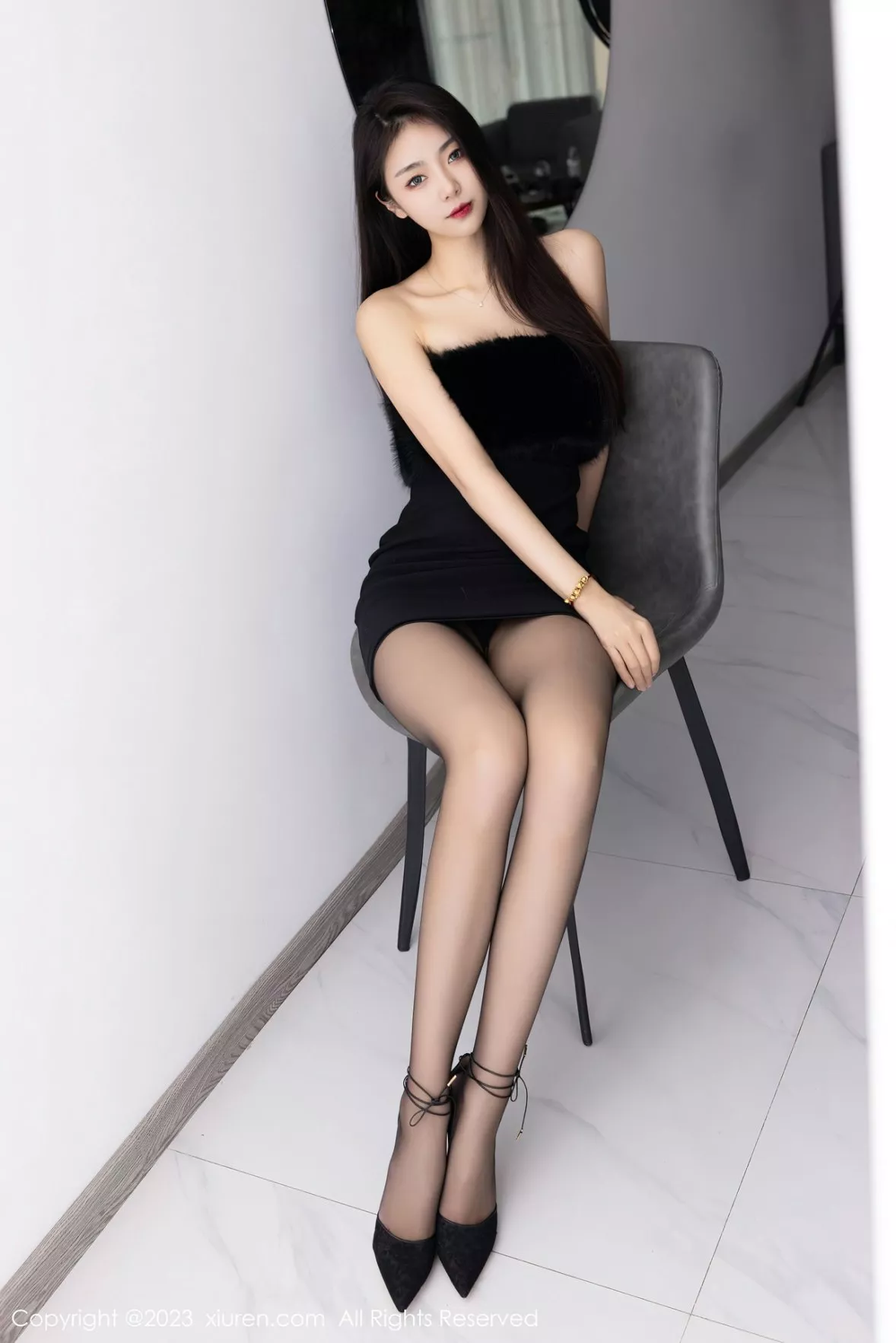 秀人集.com_[XiuRen秀人网]No.6275_模特可乐Vicky黑色露肩连衣短裙配超薄黑丝秀苗条身材性感写真60P