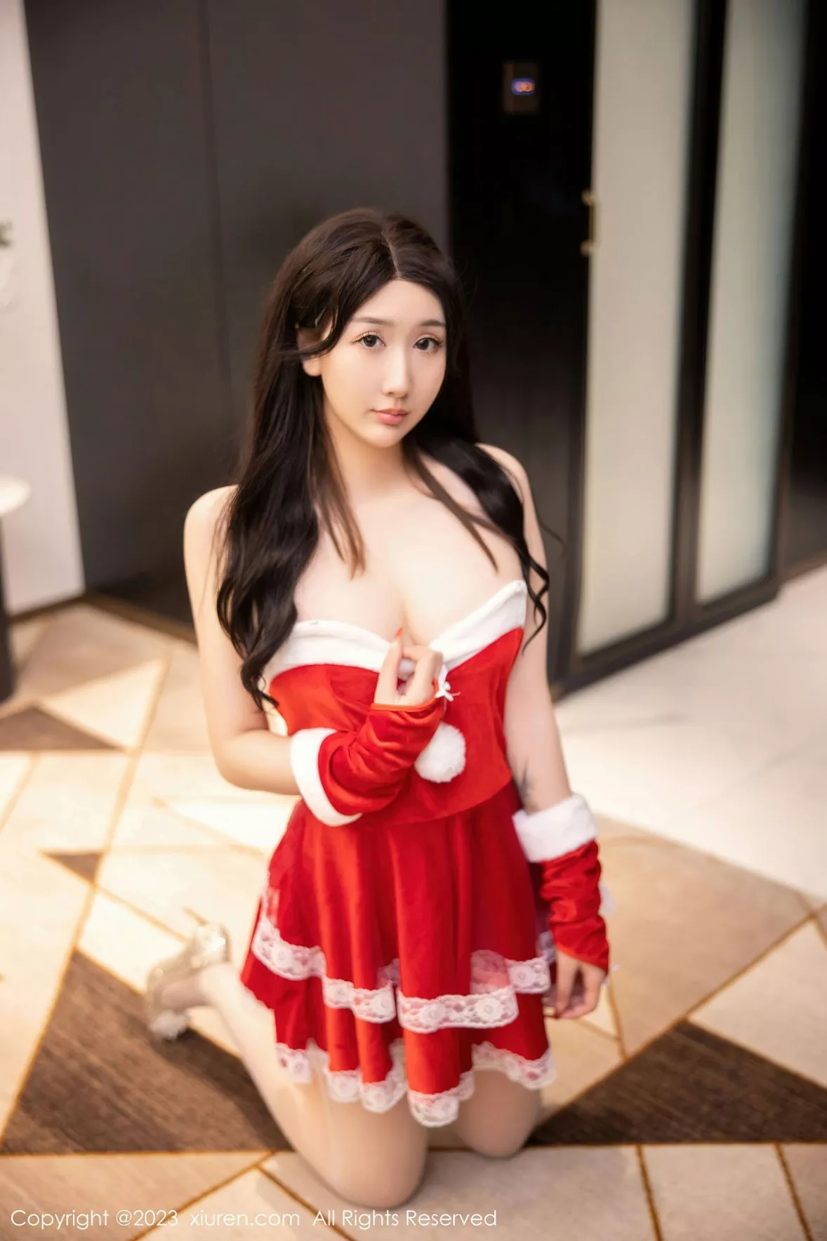 秀人集.com_[XiuRen秀人网]No.6163_模特江真真性感红色贺新年服配白色蕾丝袜秀白嫩美腿迷人写真87P