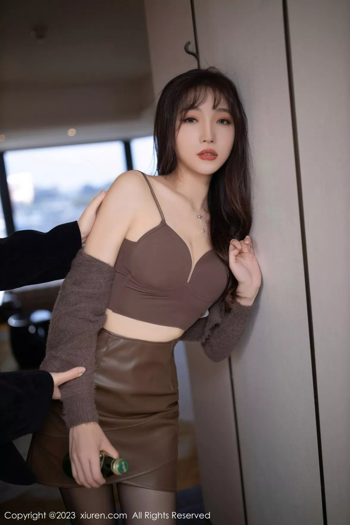 秀人集.com_[XiuRen秀人网]No.6165_模特陆萱萱醉酒调教性感吊带配咖啡色短裙秀完美身材诱惑写真78P