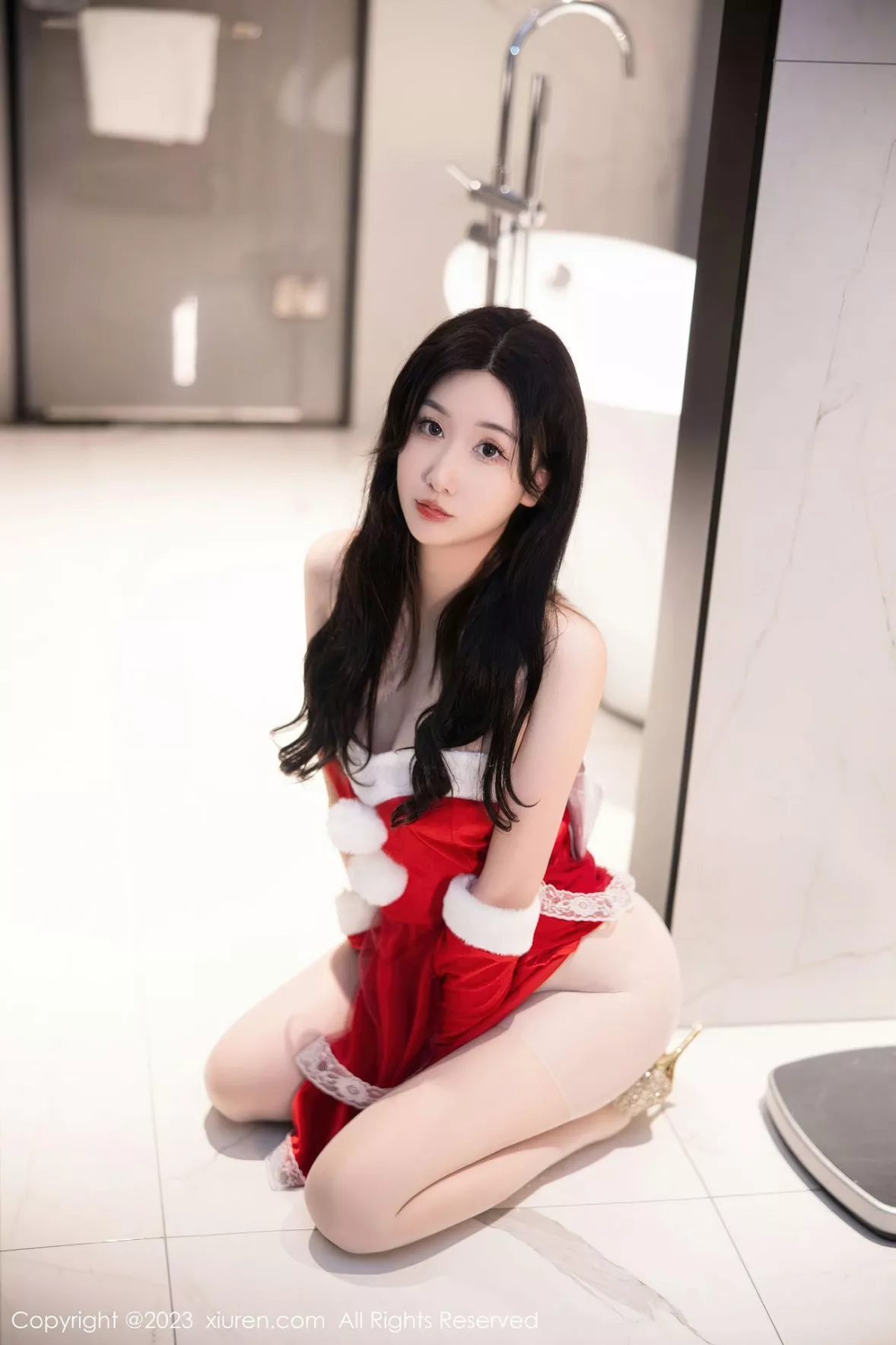 秀人集.com_[XiuRen秀人网]No.6163_模特江真真性感红色贺新年服配白色蕾丝袜秀白嫩美腿迷人写真87P