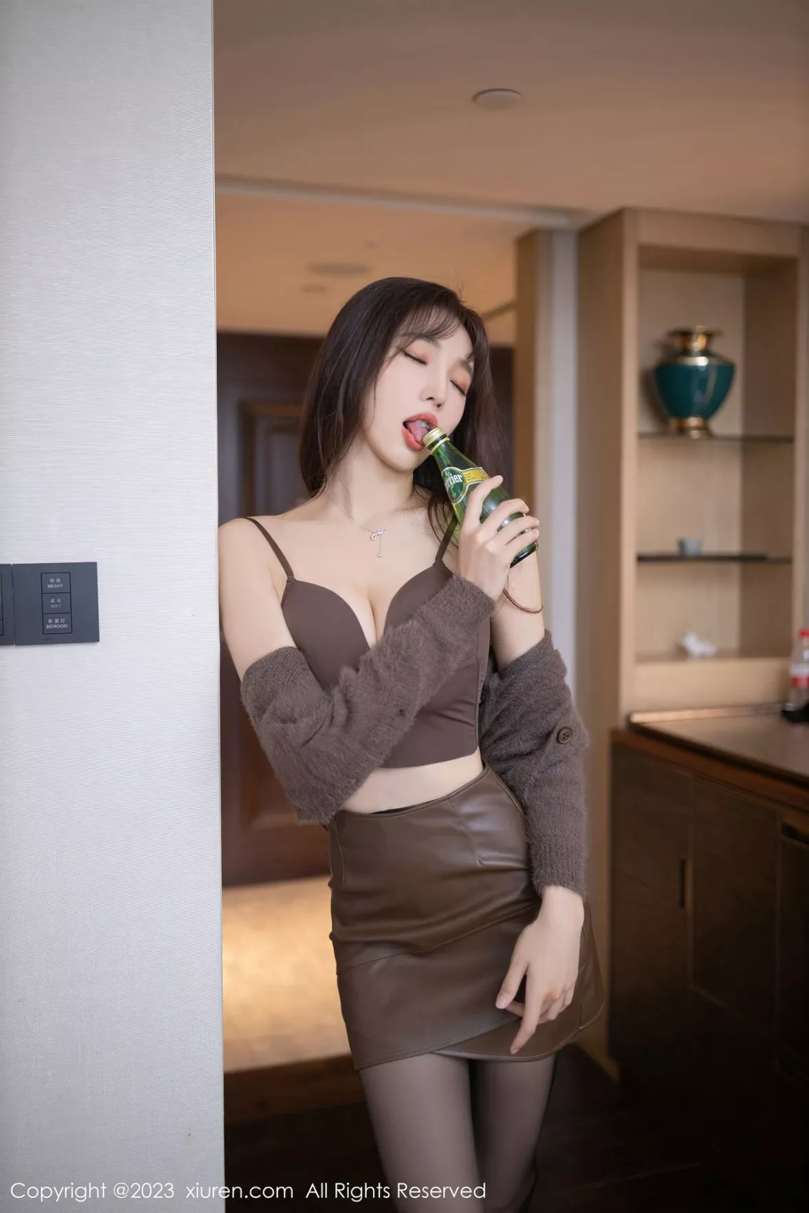 秀人集.com_[XiuRen秀人网]No.6165_模特陆萱萱醉酒调教性感吊带配咖啡色短裙秀完美身材诱惑写真78P