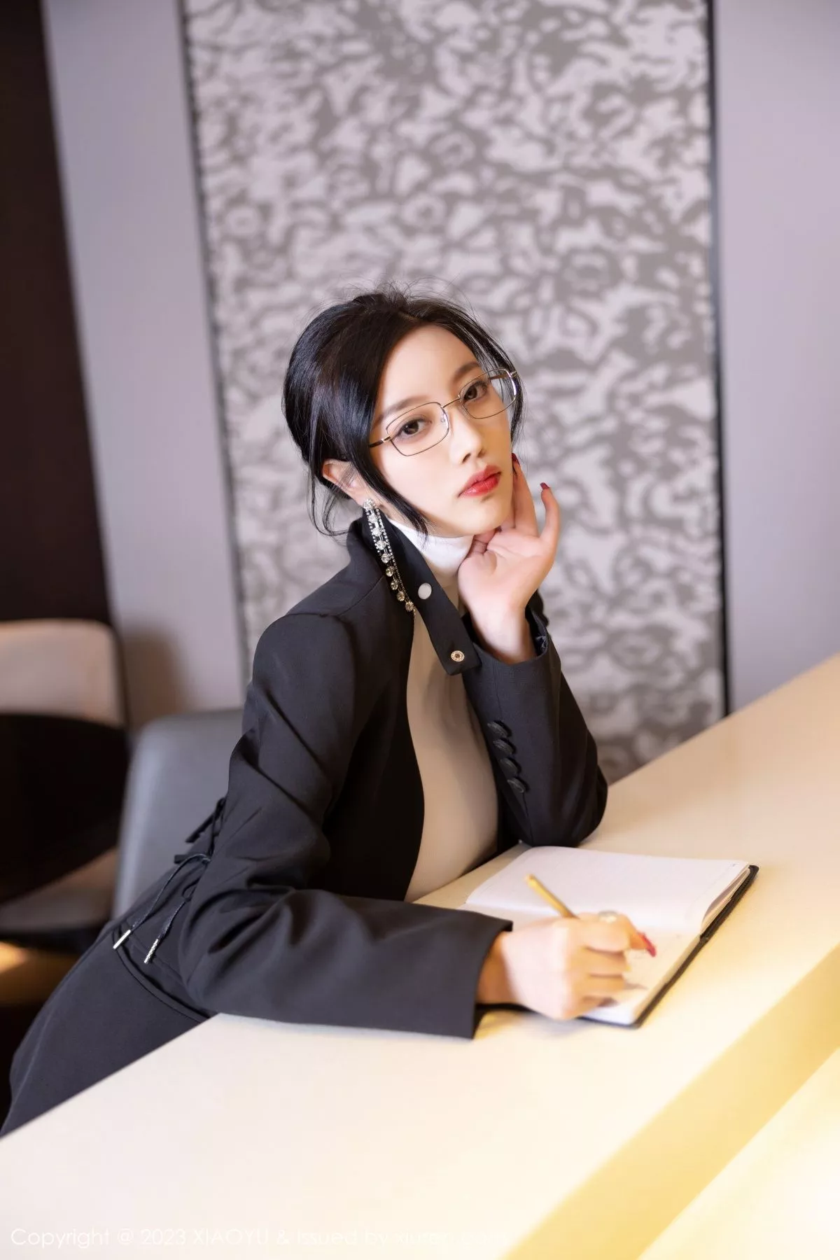 秀人集.com_[XiaoYu画语界]Vol.951_女神杨晨晨Yome白色半透紧身衣配灰丝吊袜秀丰满身材诱惑写真86P