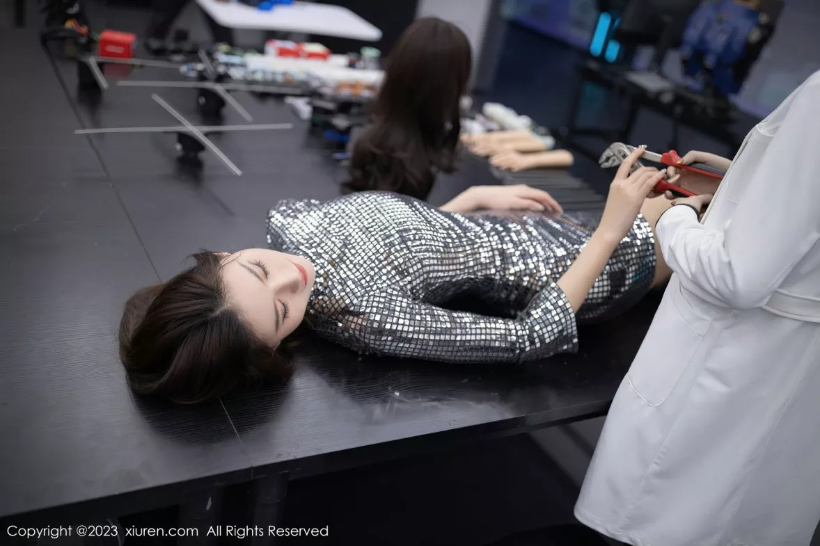 秀人集.com_[XiuRen秀人网]No.6173_模特就是阿朱啊实验室场景机器人装饰秀绝美身姿迷人诱惑写真90P