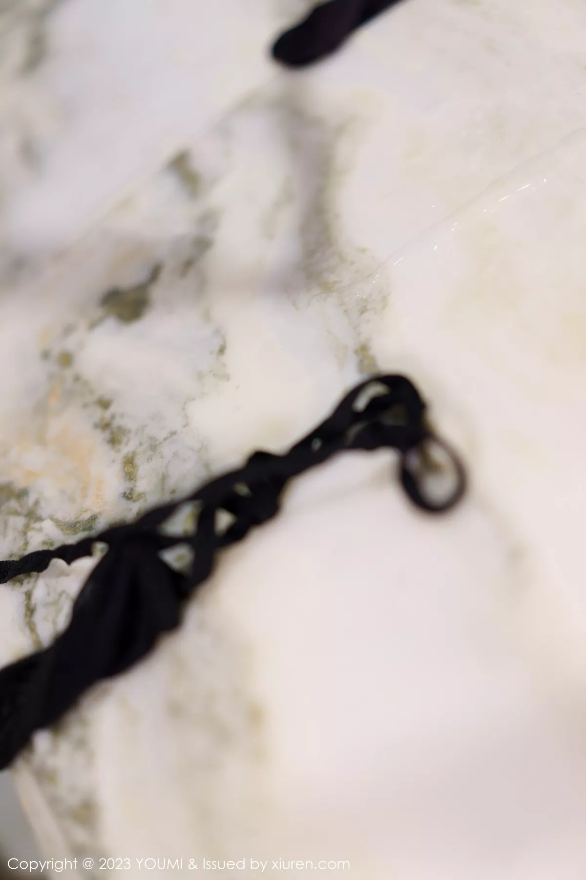 秀人集.com_[YouMi尤蜜荟]Vol.894_女神Carol周妍希三亚旅拍黑色蕾丝薄纱内衣配黑丝吊袜诱惑写真110P