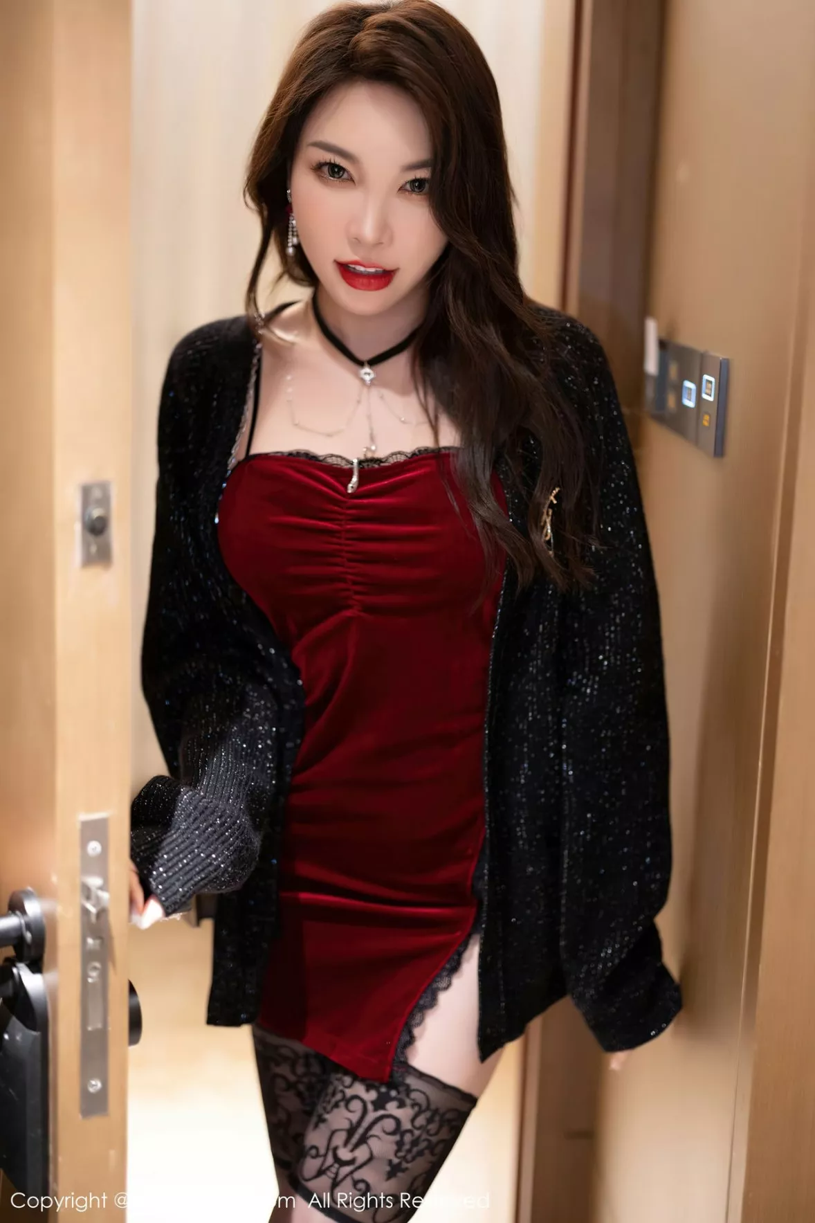 秀人集.com_[XiuRen秀人网]No.6171_女神徐莉芝Booty深红色吊带短裙配蕾丝袜秀曼妙身姿诱惑写真101P