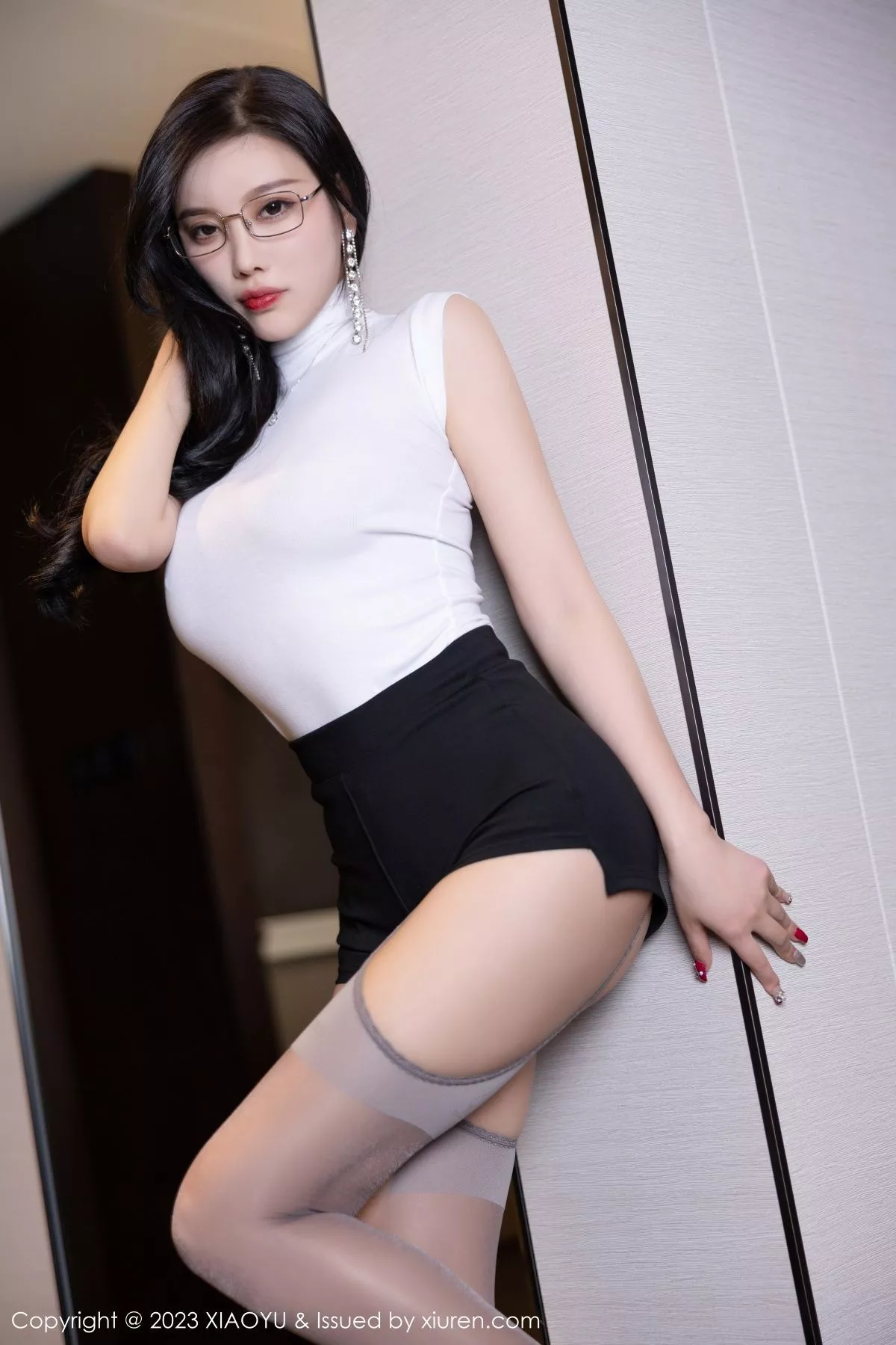 秀人集.com_[XiaoYu画语界]Vol.951_女神杨晨晨Yome白色半透紧身衣配灰丝吊袜秀丰满身材诱惑写真86P