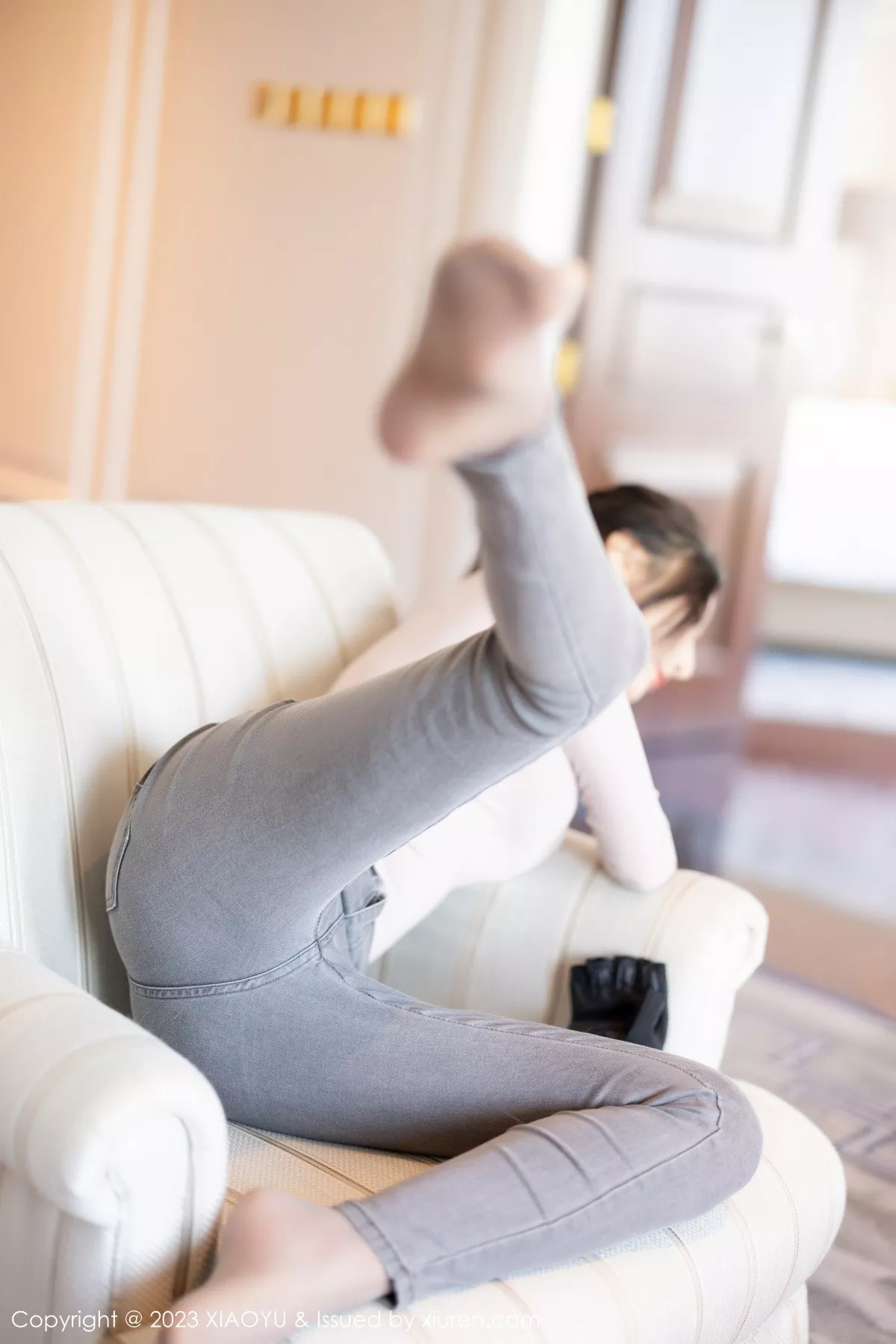 秀人集.com_[XiaoYu画语界]Vol.952_女神王馨瑶yanni户外浅灰收身上衣配牛仔裤秀完美身材诱惑写真86P