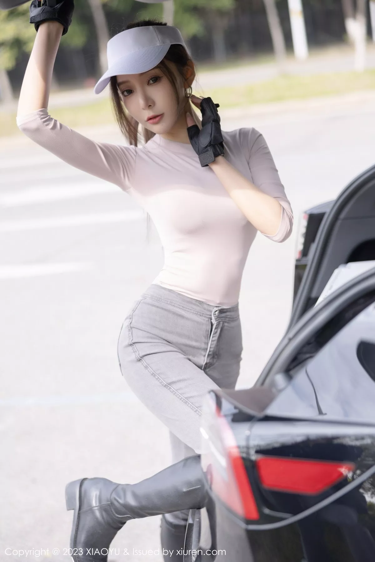 秀人集.com_[XiaoYu画语界]Vol.952_女神王馨瑶yanni户外浅灰收身上衣配牛仔裤秀完美身材诱惑写真86P