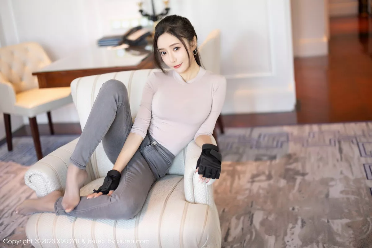 秀人集.com_[XiaoYu画语界]Vol.952_女神王馨瑶yanni户外浅灰收身上衣配牛仔裤秀完美身材诱惑写真86P