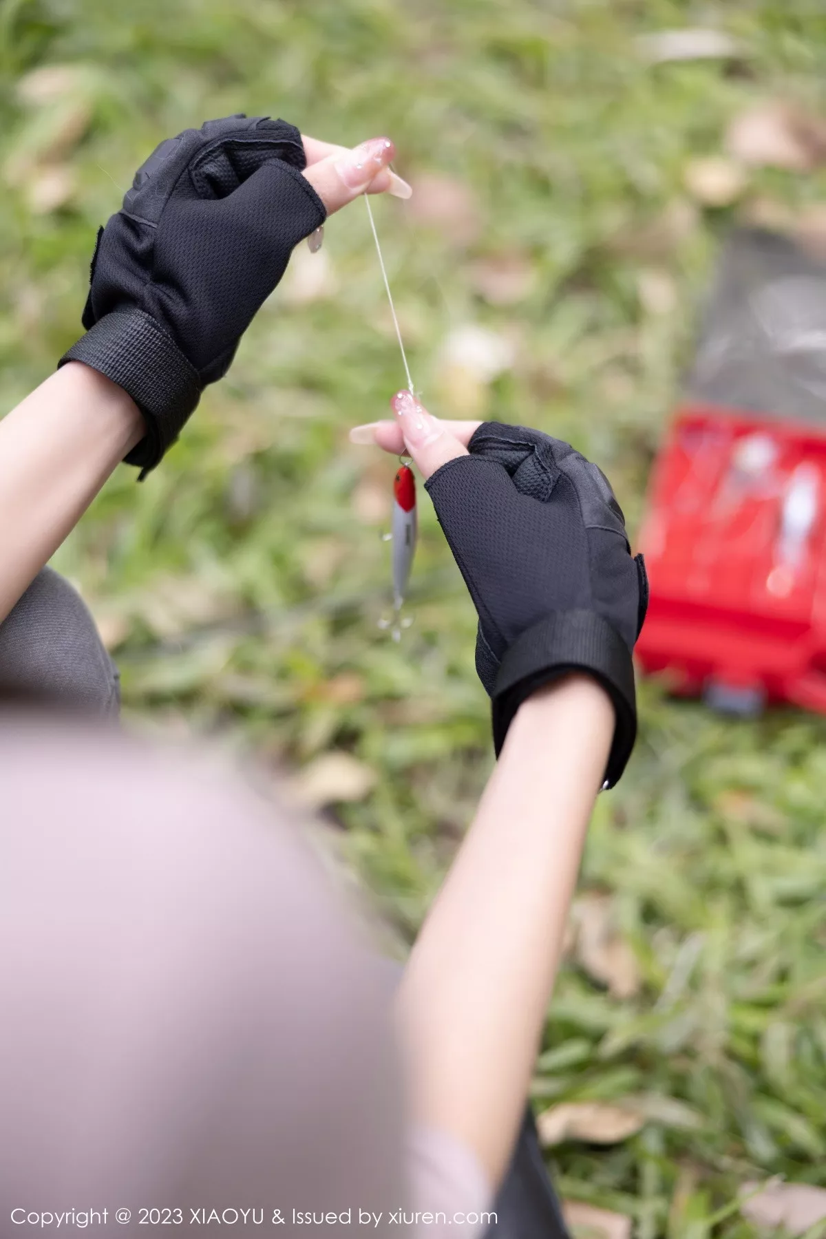 秀人集.com_[XiaoYu画语界]Vol.952_女神王馨瑶yanni户外浅灰收身上衣配牛仔裤秀完美身材诱惑写真86P