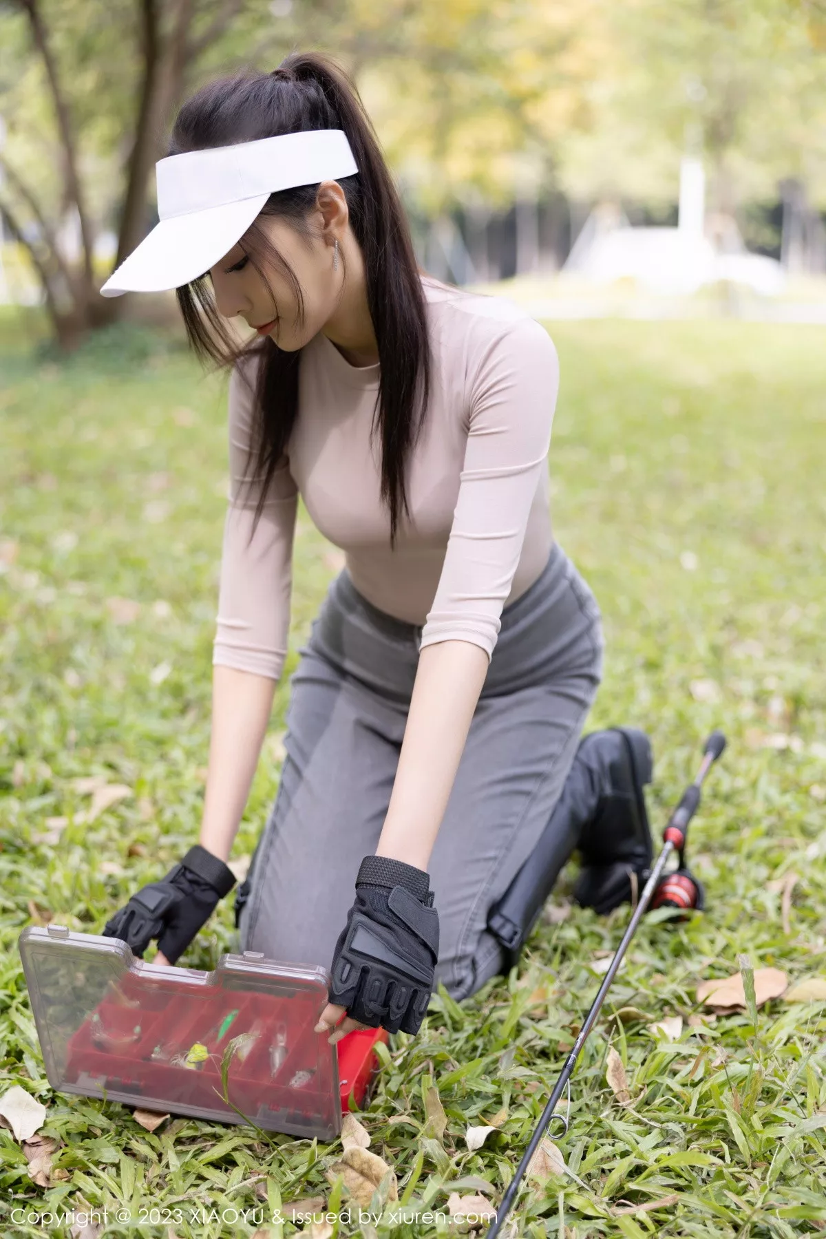 秀人集.com_[XiaoYu画语界]Vol.952_女神王馨瑶yanni户外浅灰收身上衣配牛仔裤秀完美身材诱惑写真86P