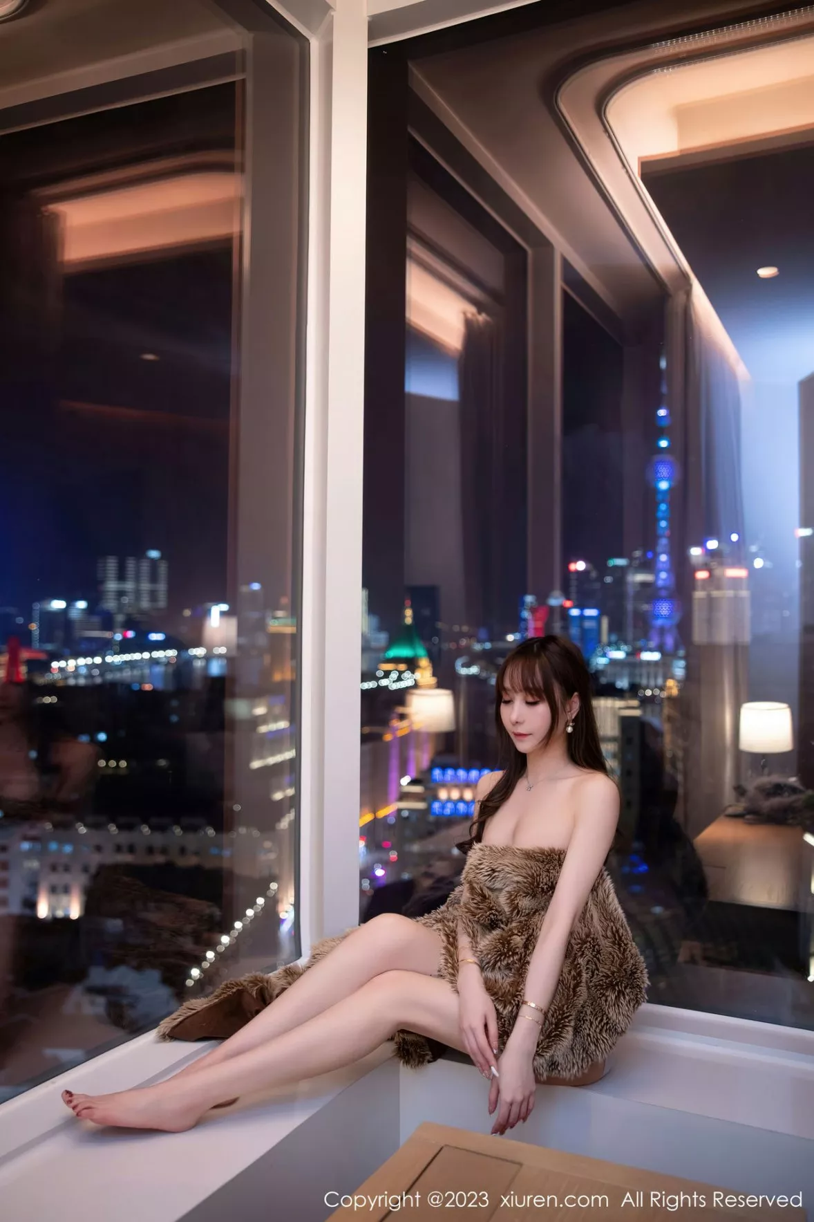 秀人集.com_[XiuRen秀人网]No.6184_模特水水er性感银灰色短款上衣配灰色短裙秀曼妙身姿迷人写真82P