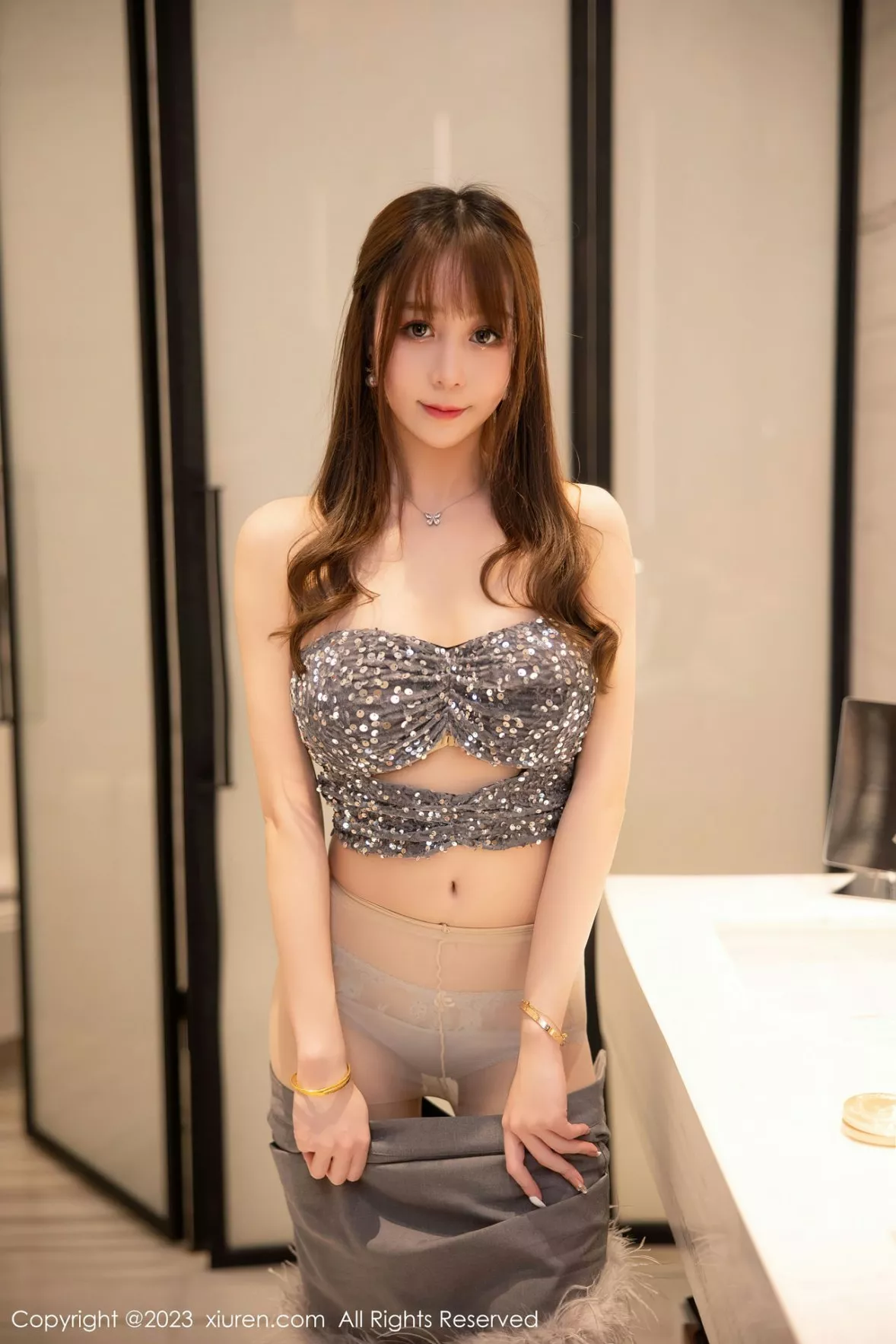 秀人集.com_[XiuRen秀人网]No.6184_模特水水er性感银灰色短款上衣配灰色短裙秀曼妙身姿迷人写真82P