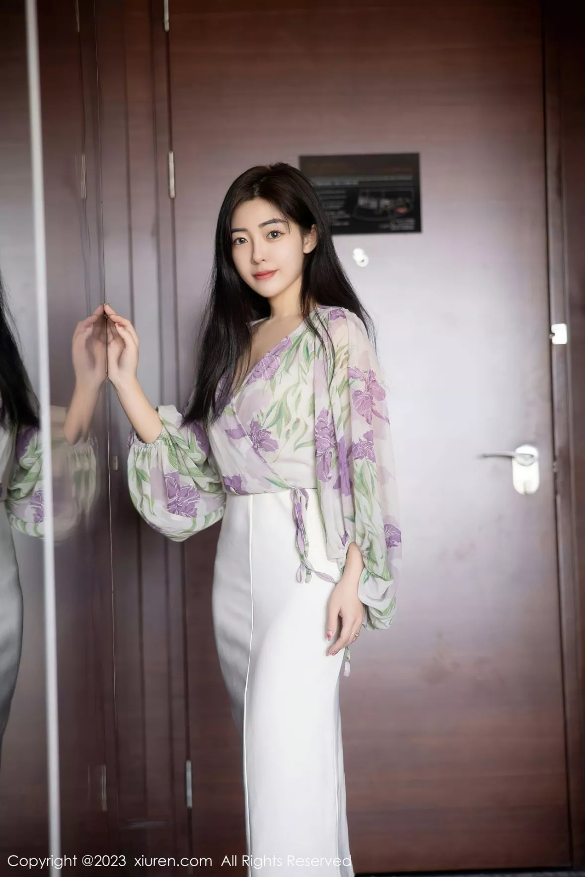 秀人集.com_[XiuRen秀人网]No.6279_新人模特星子柒kiki组合拍摄半脱露白色内衣配原色丝袜性感写真111P