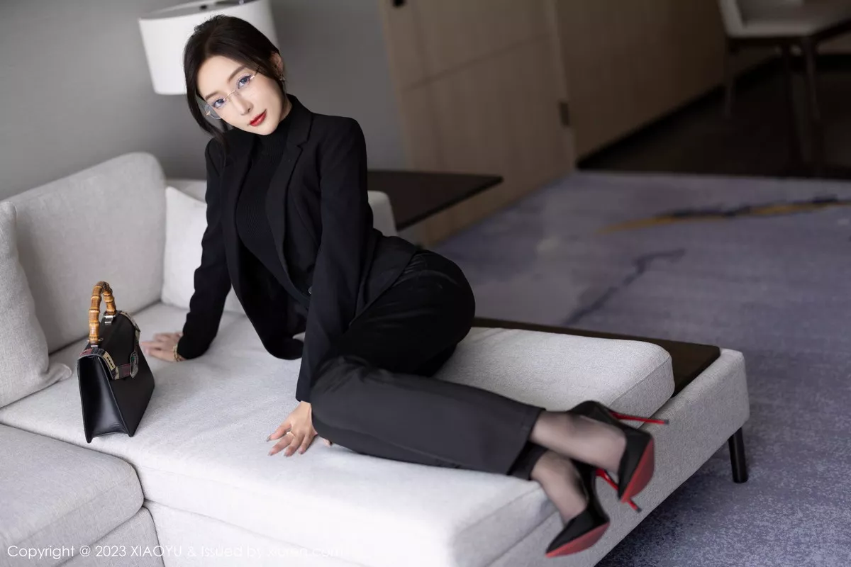 秀人集.com_[XiaoYu画语界]Vol.974_女神王馨瑶yanni性感黑色Ol装露黑色蕾丝内衣超薄黑丝诱惑写真93P