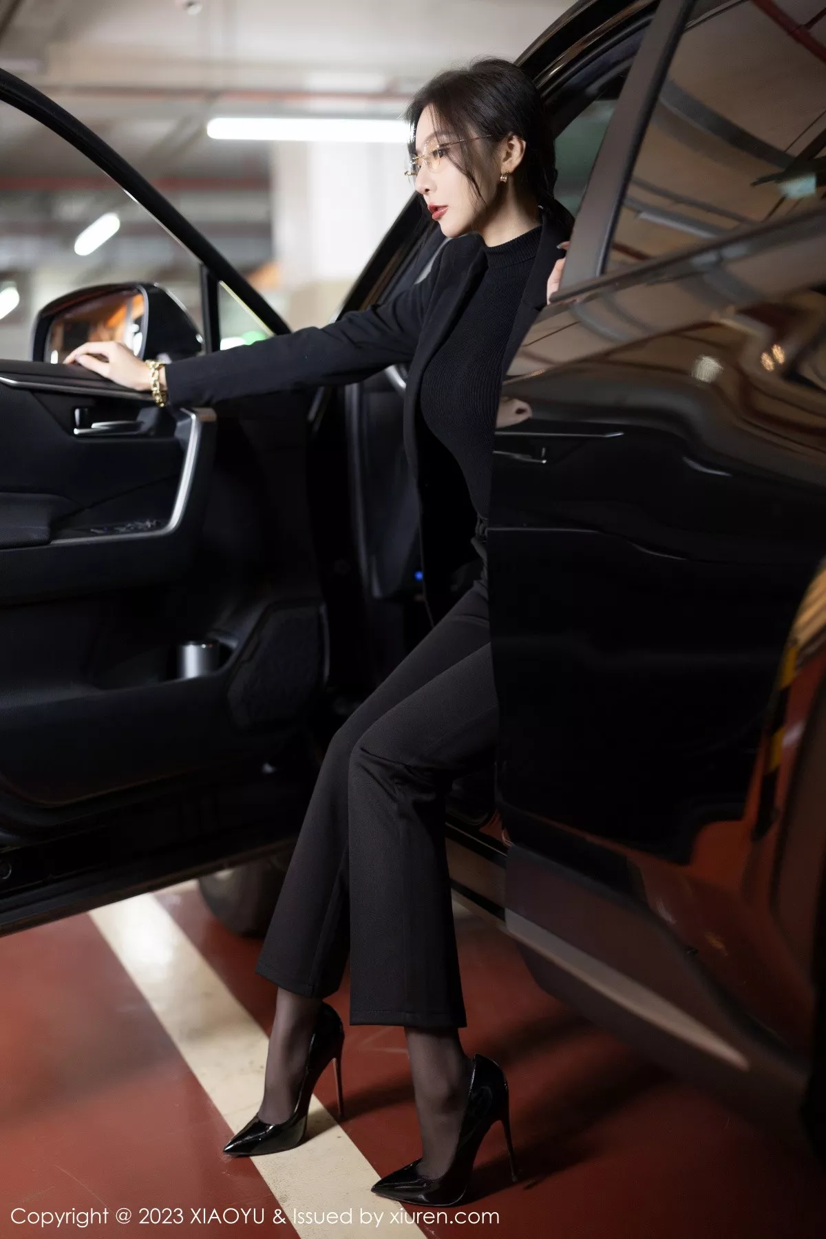 秀人集.com_[XiaoYu画语界]Vol.974_女神王馨瑶yanni性感黑色Ol装露黑色蕾丝内衣超薄黑丝诱惑写真93P