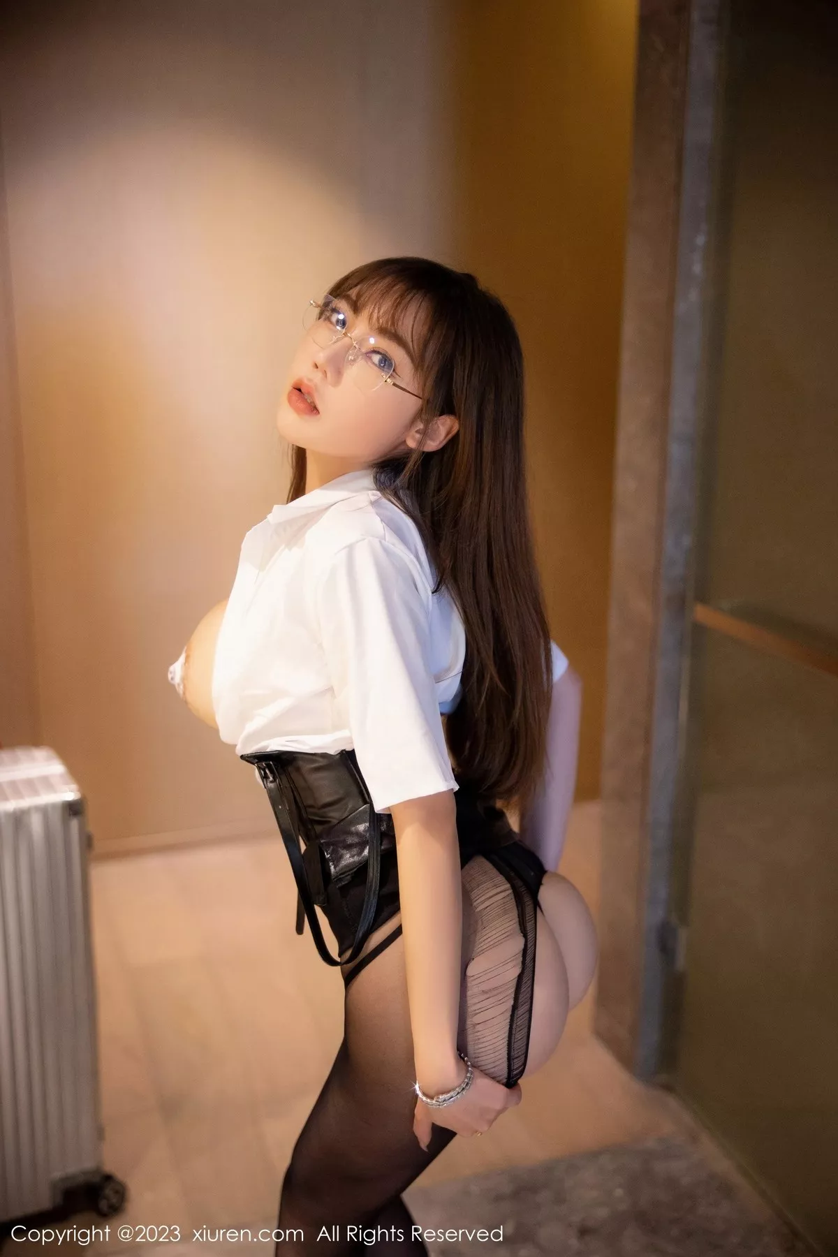 秀人集.com_[XiuRen秀人网]No.6334_模特萌汉药baby性感白T配黑短裙露破烂黑丝秀翘臀美腿诱惑写真80P