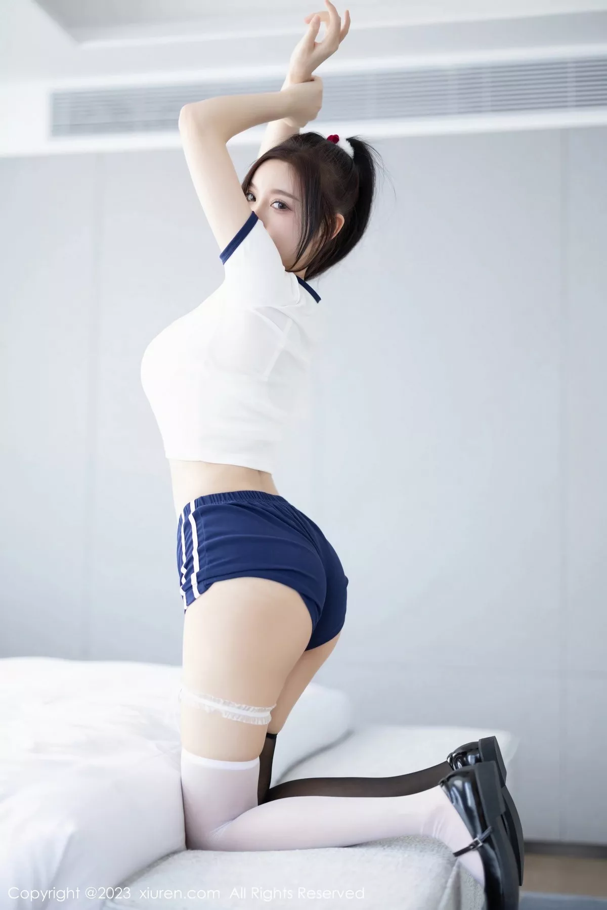 秀人集.com_[XiuRen秀人网]No.6337_女神杨晨晨Yome白色收身衣配蓝色短裤秀丰腴身材完美诱惑写真86P