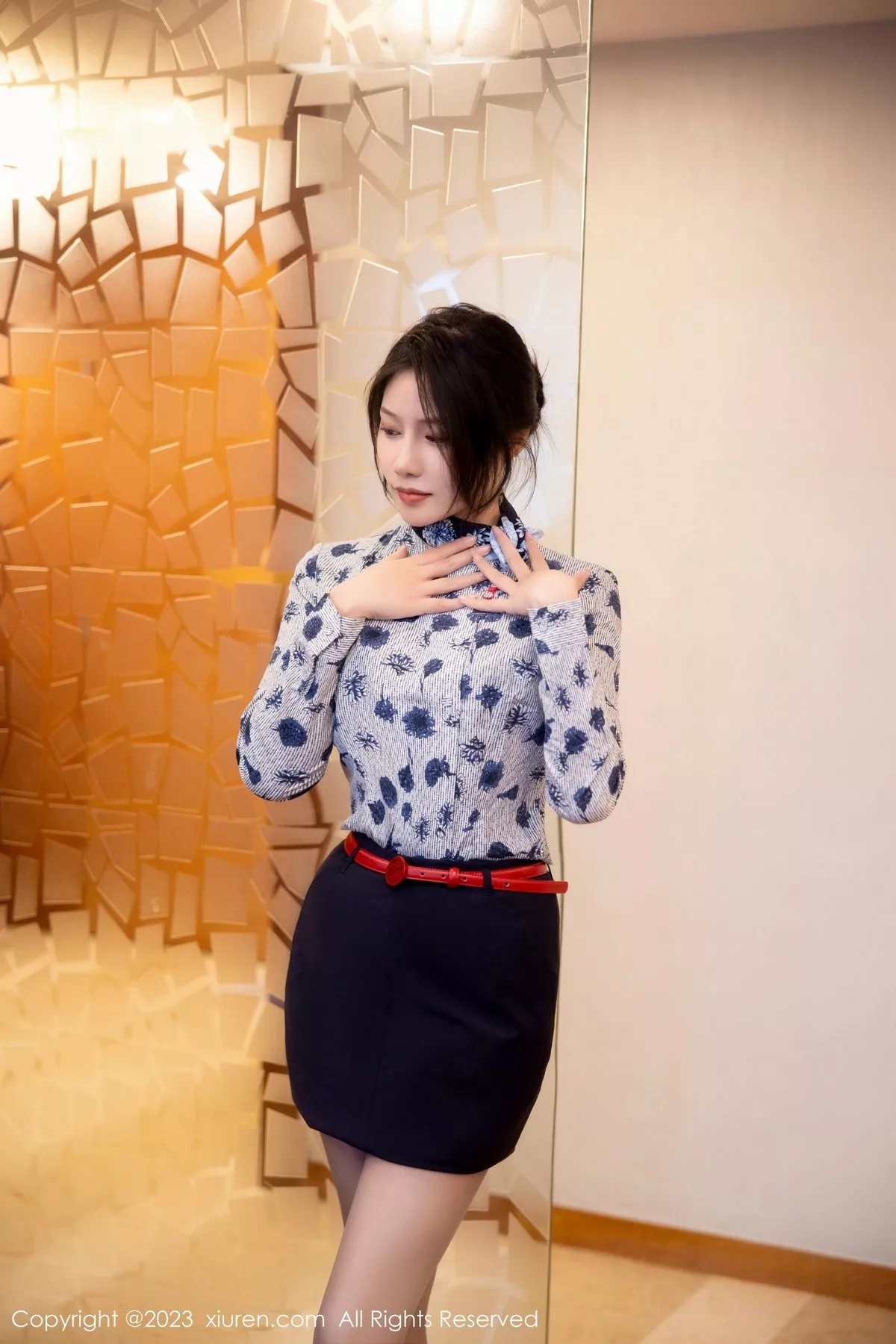 秀人集.com_[XiuRen秀人网]No.6338_新人模特王楚璇脱空姐制服露黑色蕾丝内衣配超薄灰丝诱惑写真56P