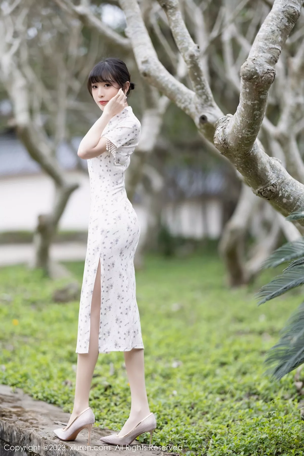 秀人集.com_[XiuRen秀人网]No.6346_模特林星阑海南旅拍性感浅色短款旗袍露浅粉色蕾丝内衣迷人写真85P