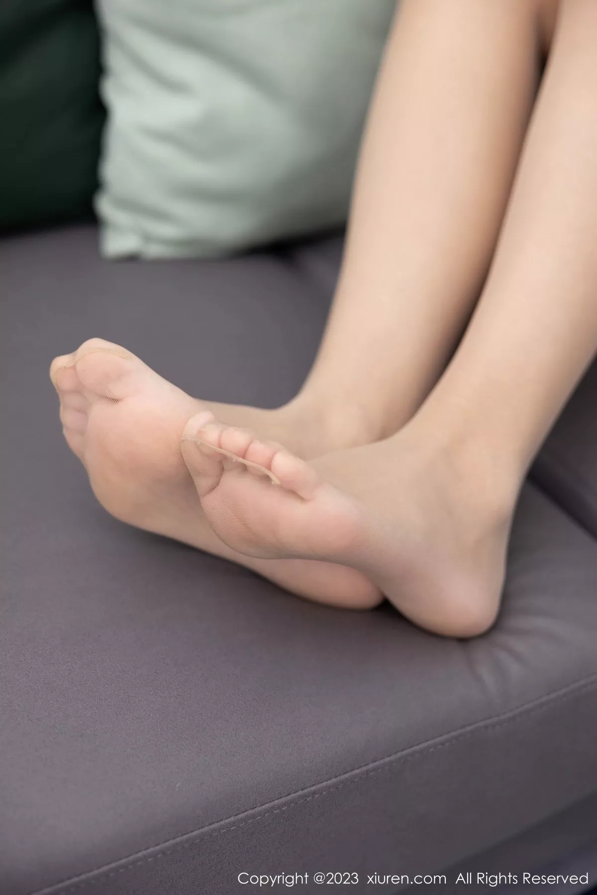 秀人集.com_[XiuRen秀人网]No.6344_模特可乐Vicky黑色露肩连衣短裙配超薄黑丝秀翘臀美腿诱惑写真60P