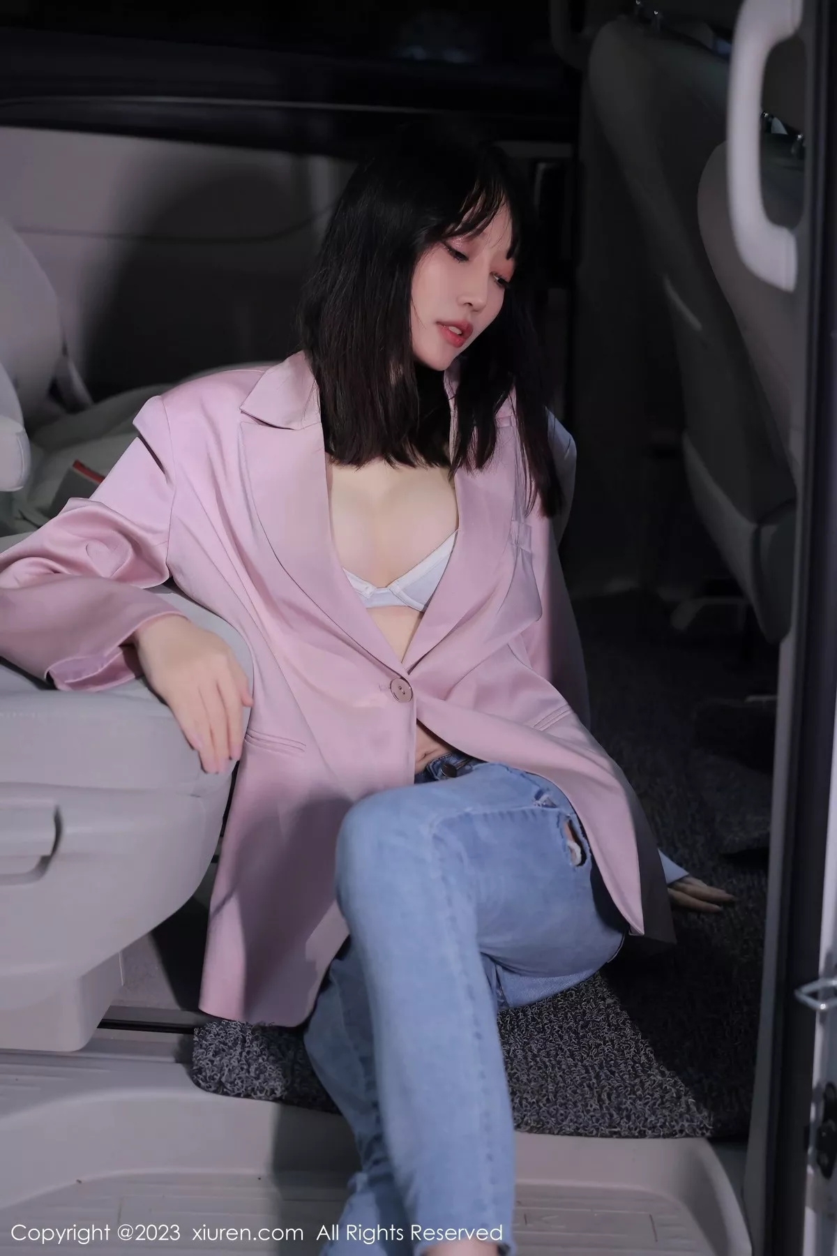 秀人集.com_[XiuRen秀人网]No.6355_模特玥儿玥er万宁旅拍粉灰色上衣配牛仔裤露白色内衣诱惑写真55P