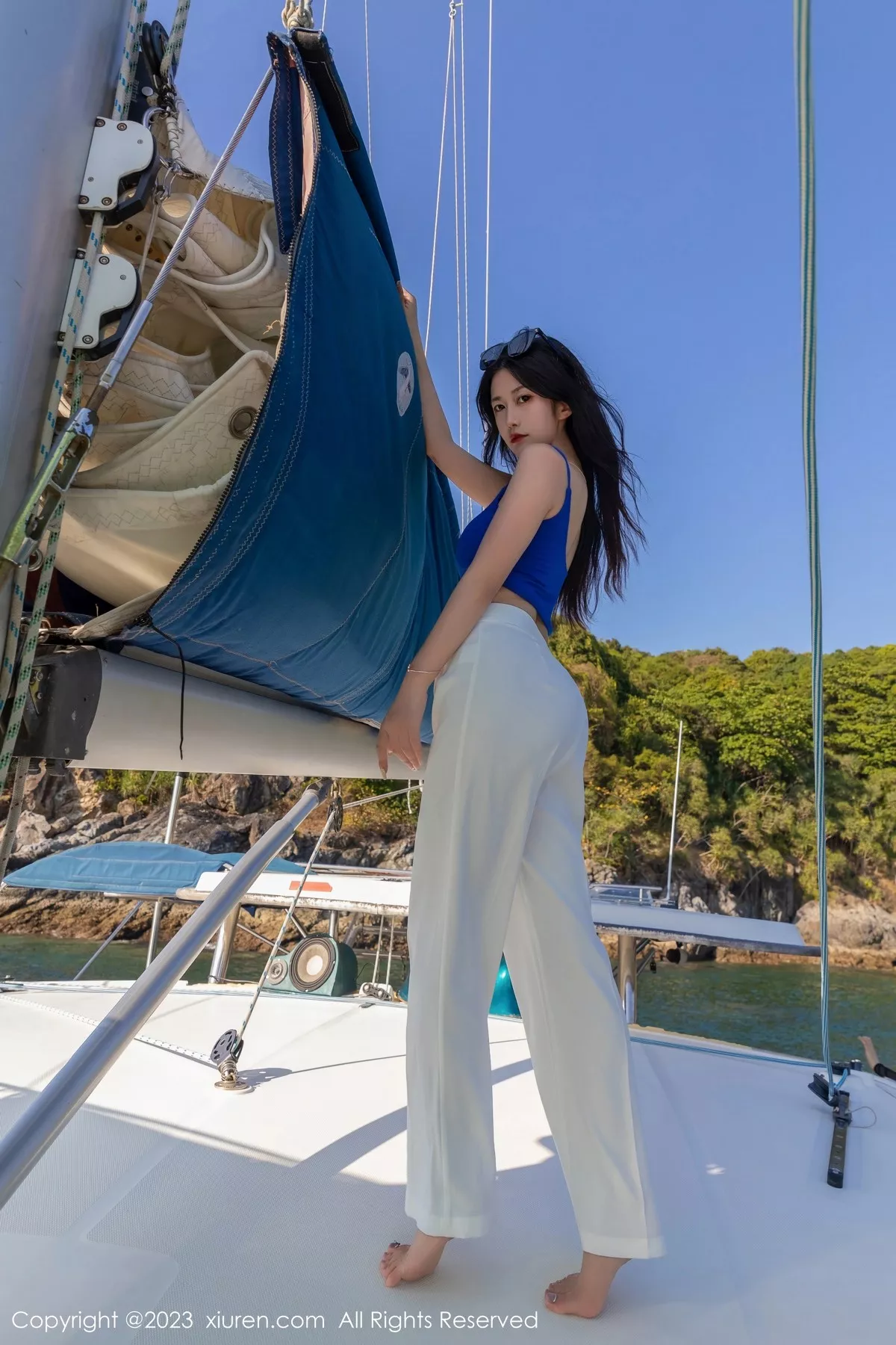 秀人集.com_[XiuRen秀人网]No.6359_模特laura阿姣蓝色短款上衣配白色长裤半脱秀丰满身材诱惑写真68P