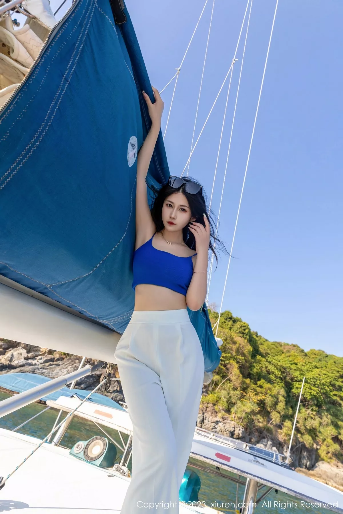 秀人集.com_[XiuRen秀人网]No.6359_模特laura阿姣蓝色短款上衣配白色长裤半脱秀丰满身材诱惑写真68P