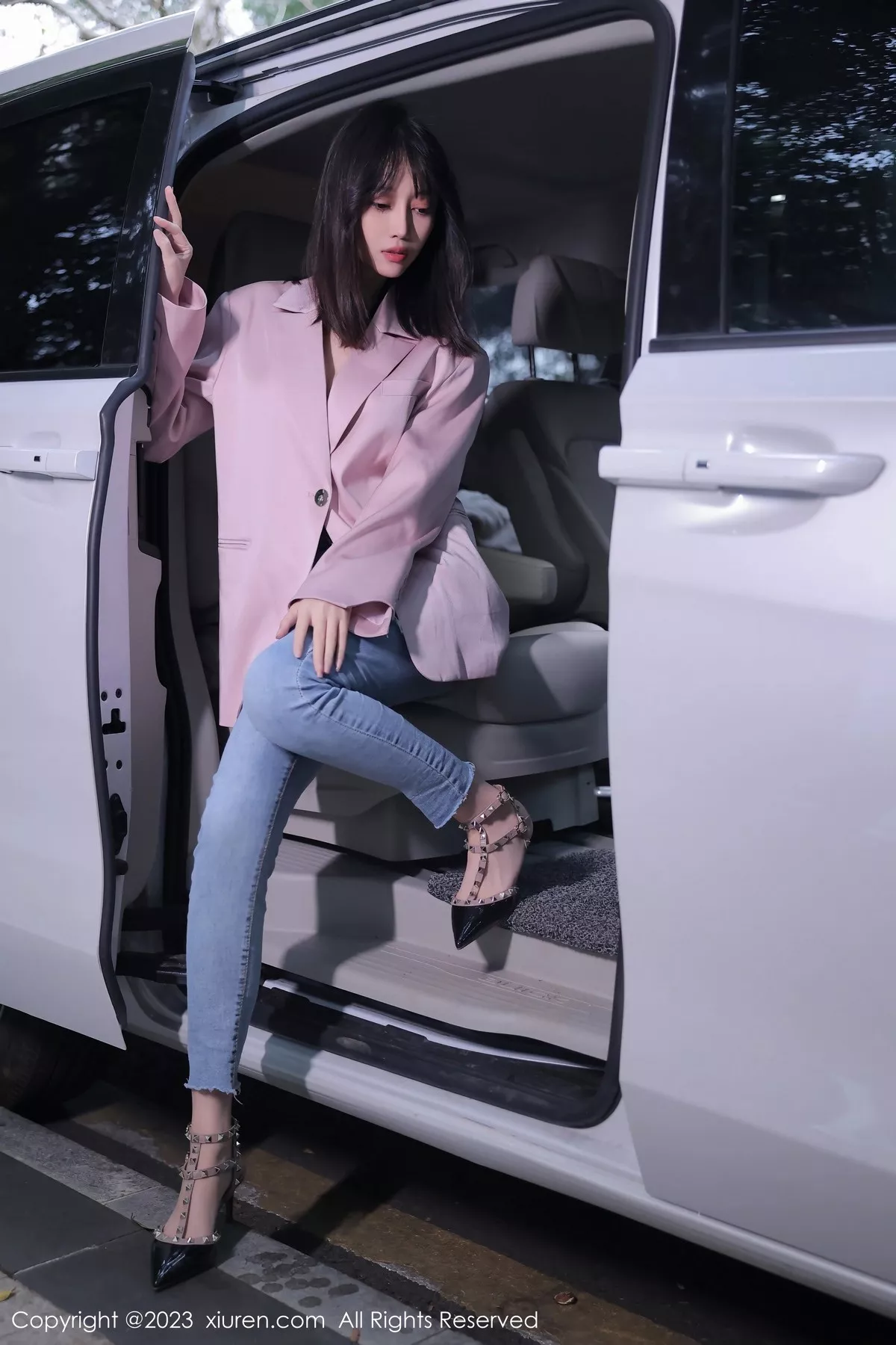 秀人集.com_[XiuRen秀人网]No.6355_模特玥儿玥er万宁旅拍粉灰色上衣配牛仔裤露白色内衣诱惑写真55P